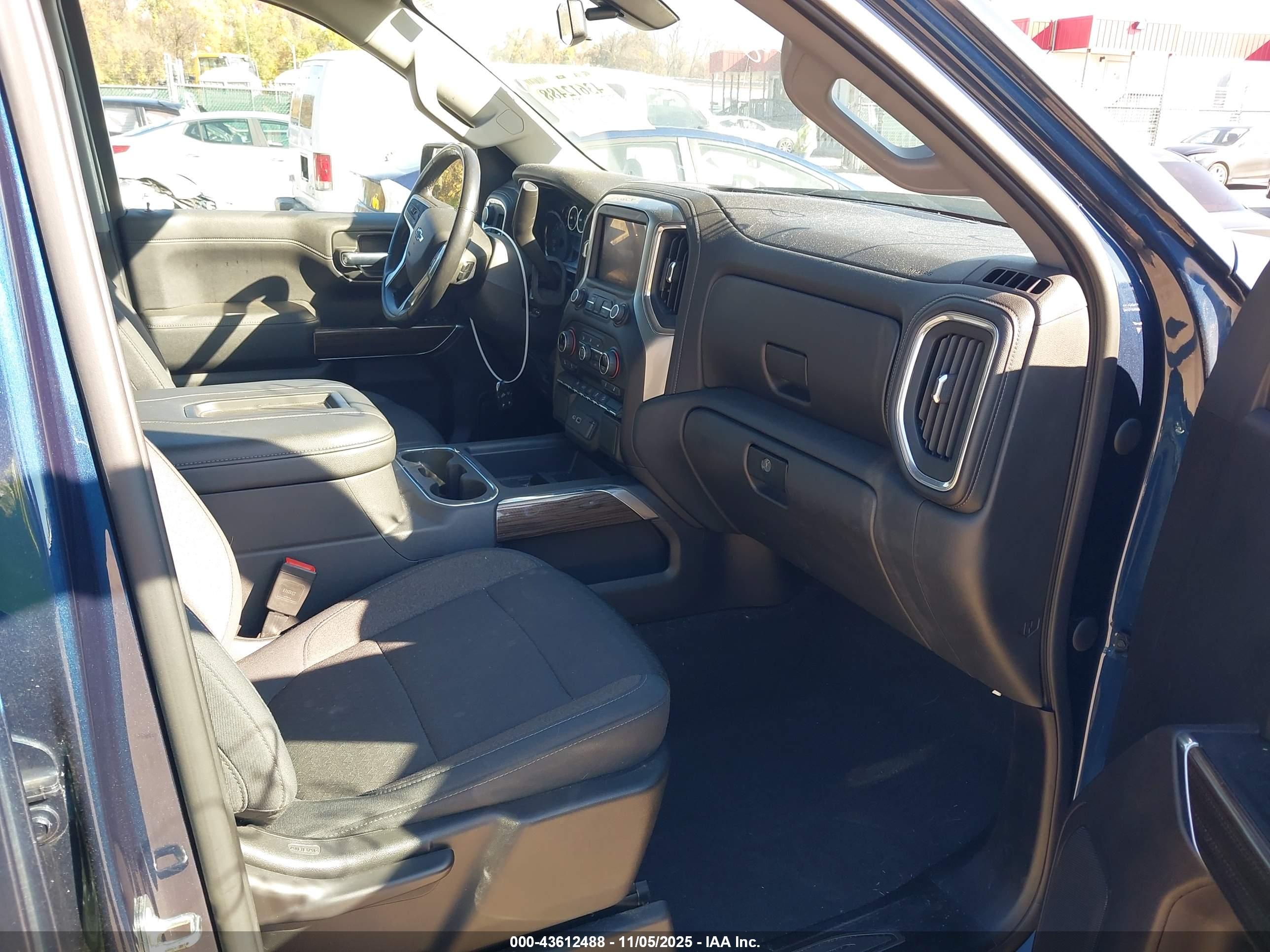 CHEVROLET SILVERADO image 5