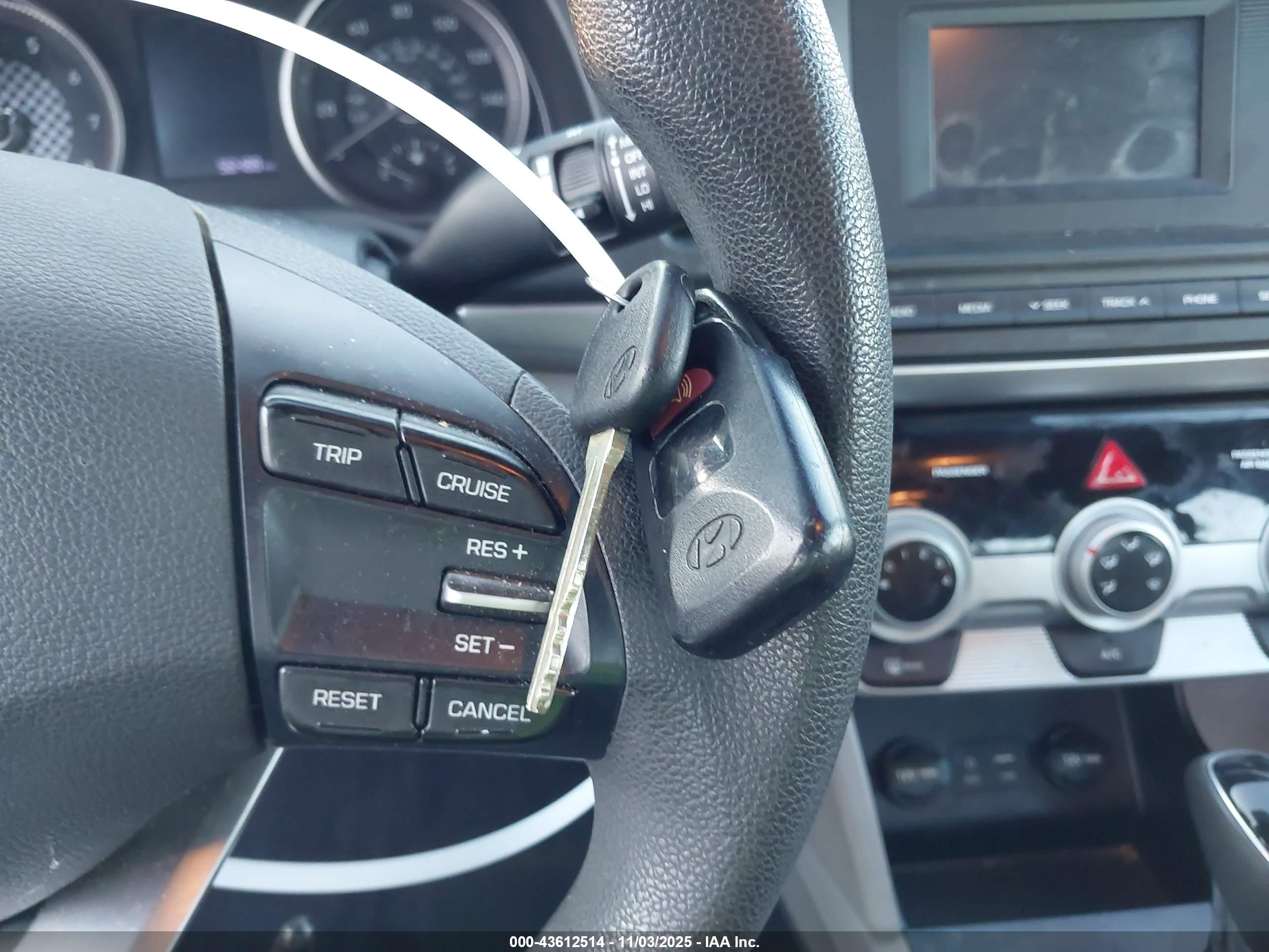 HYUNDAI ELANTRA image 11