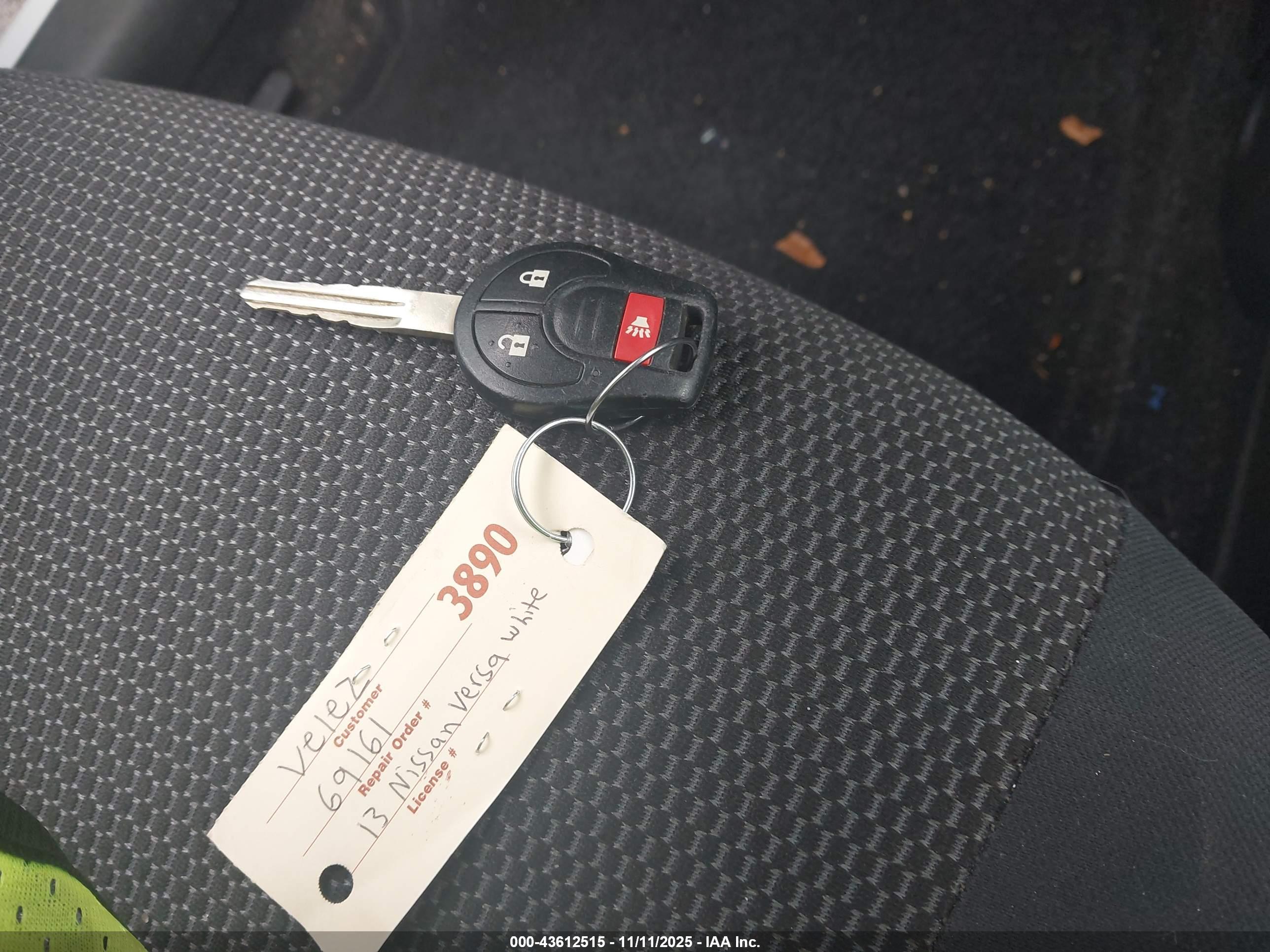 NISSAN VERSA image 11