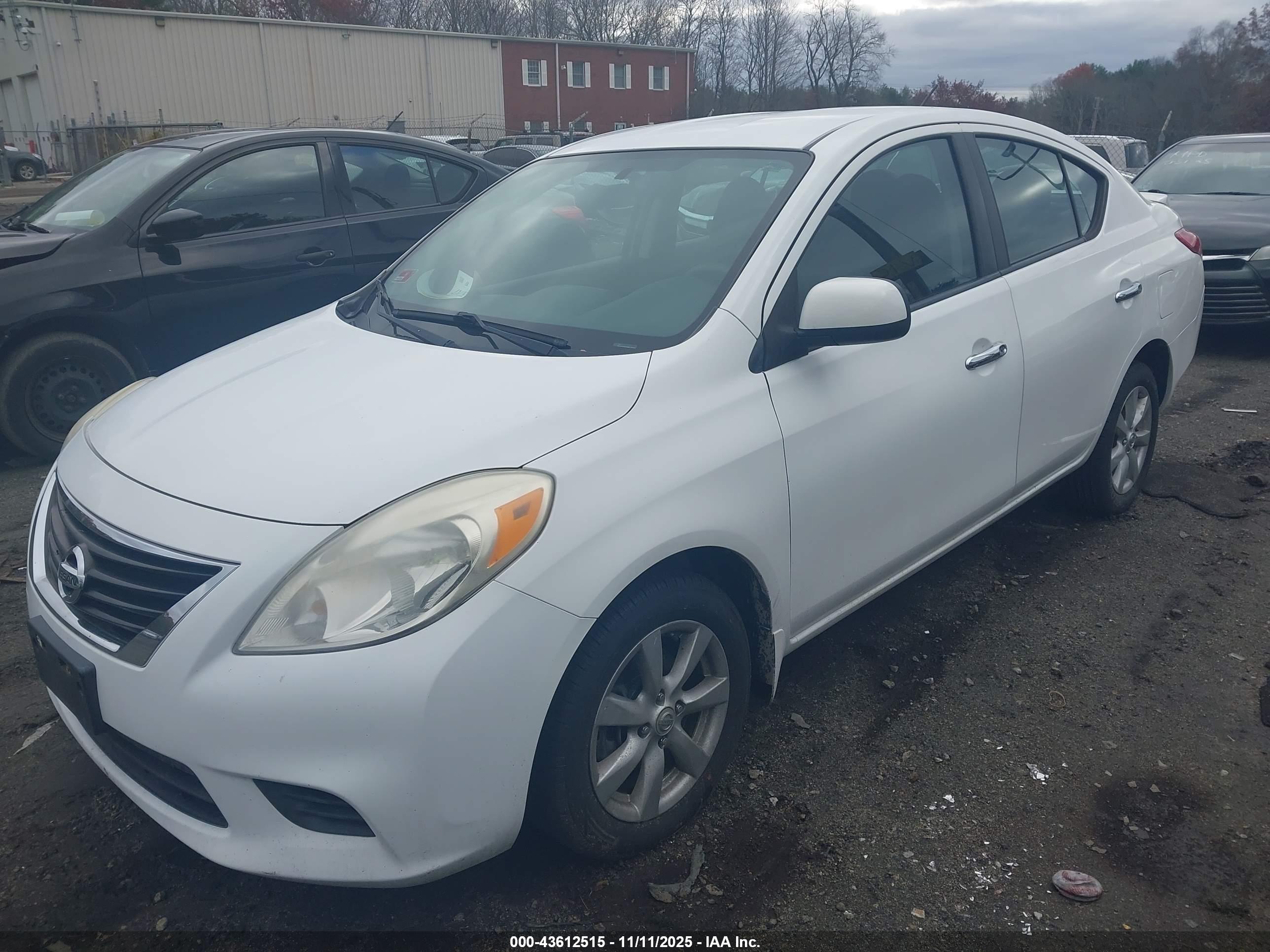 NISSAN VERSA image 2