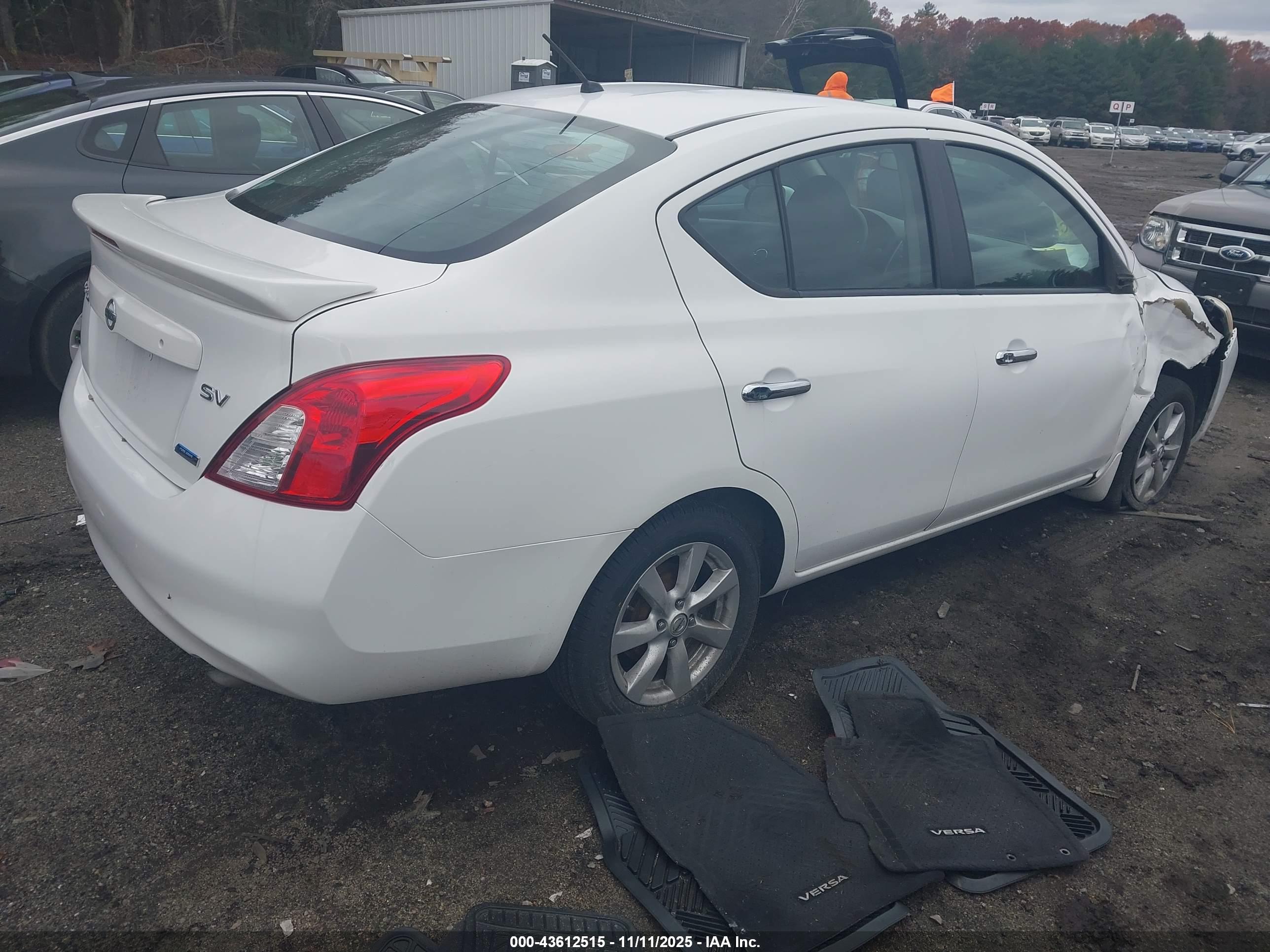 NISSAN VERSA image 4