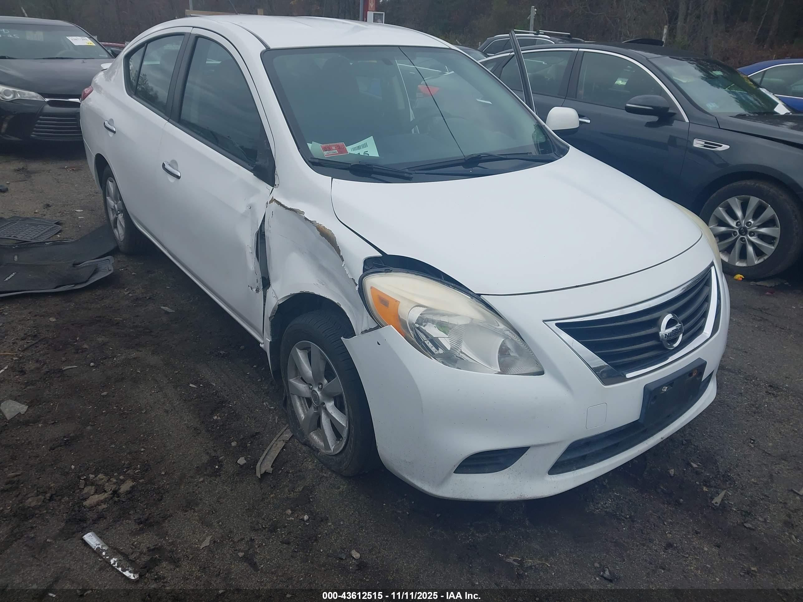 NISSAN VERSA image 6