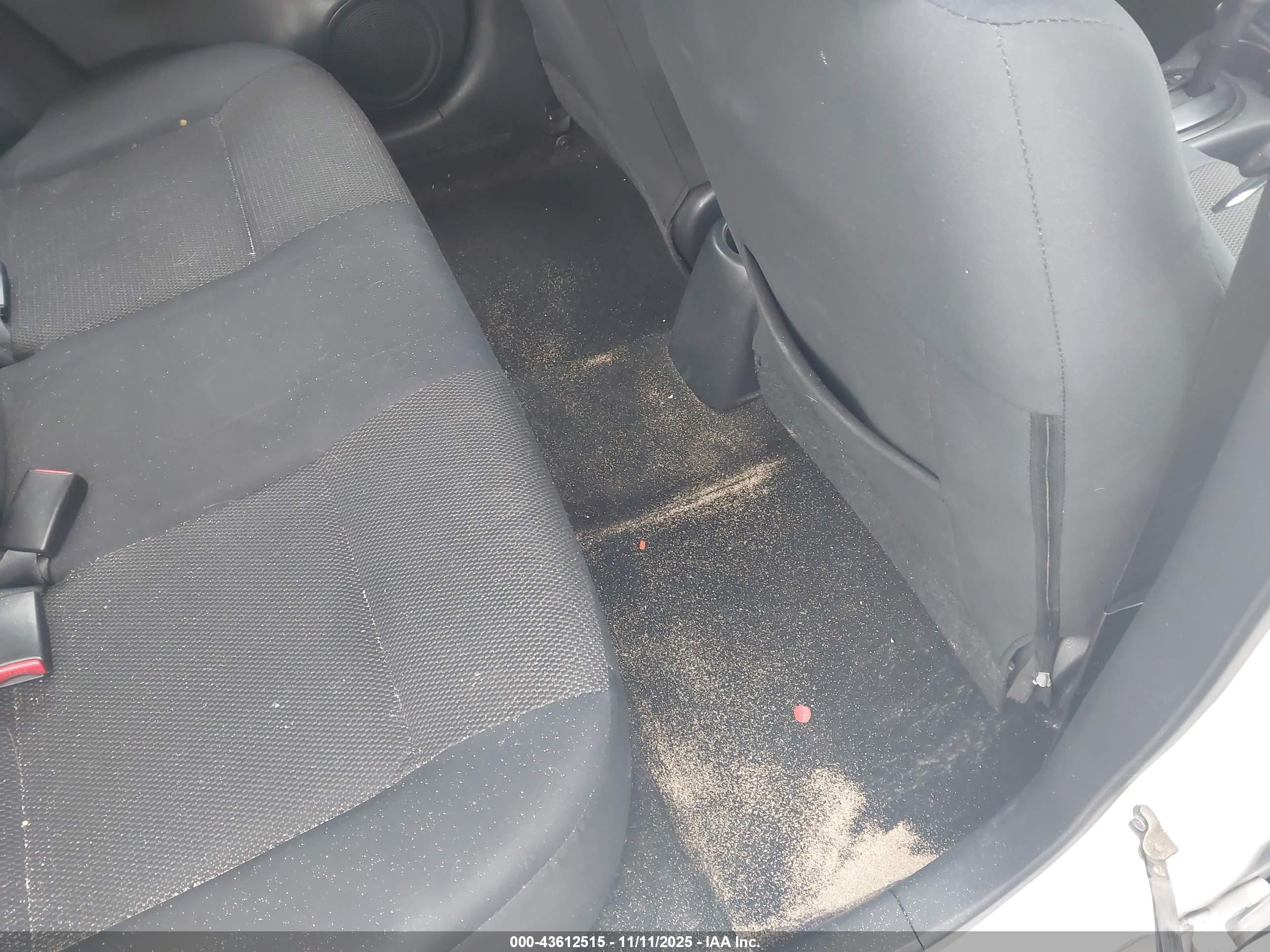 NISSAN VERSA image 8