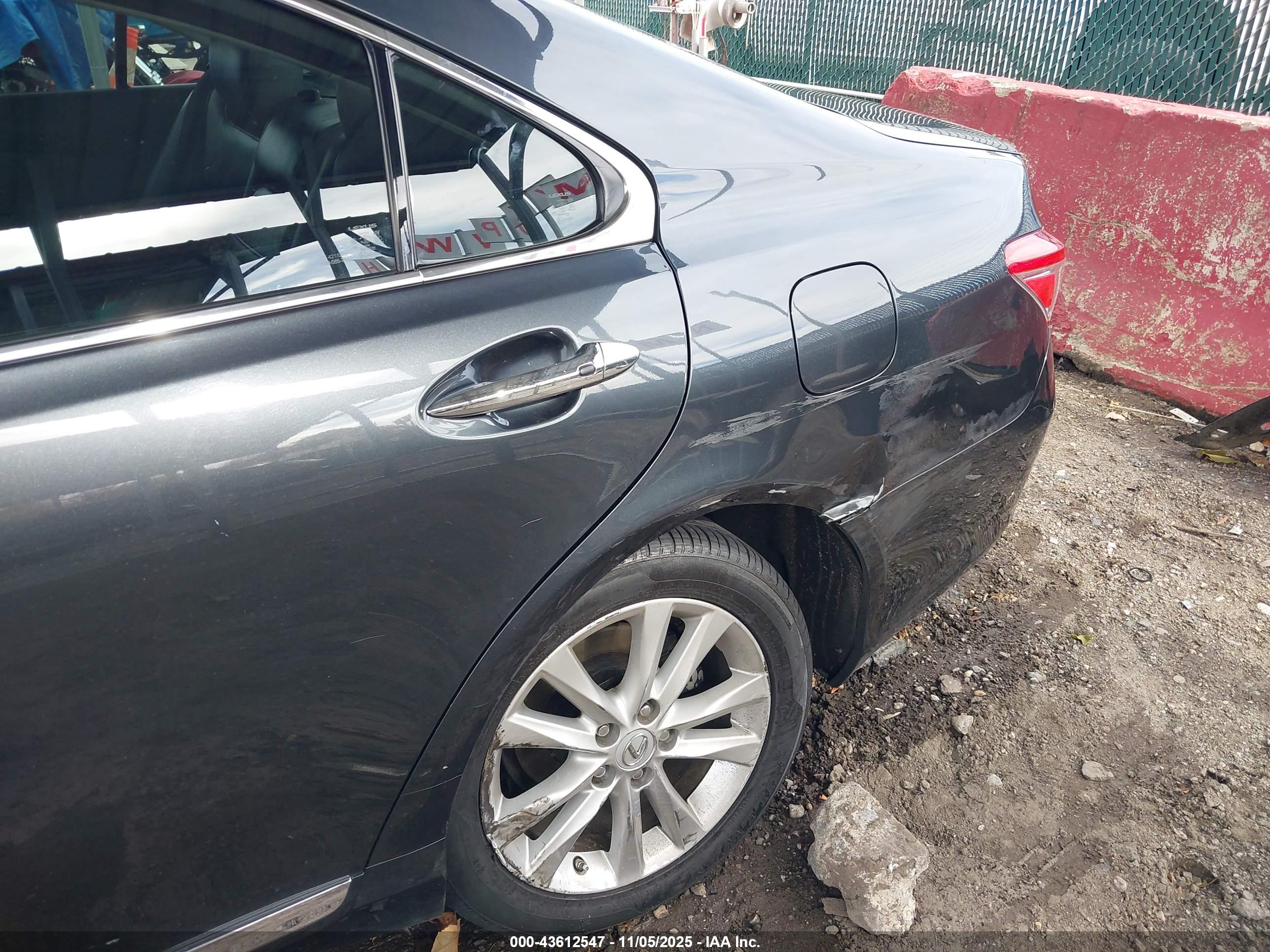 LEXUS ES image 6