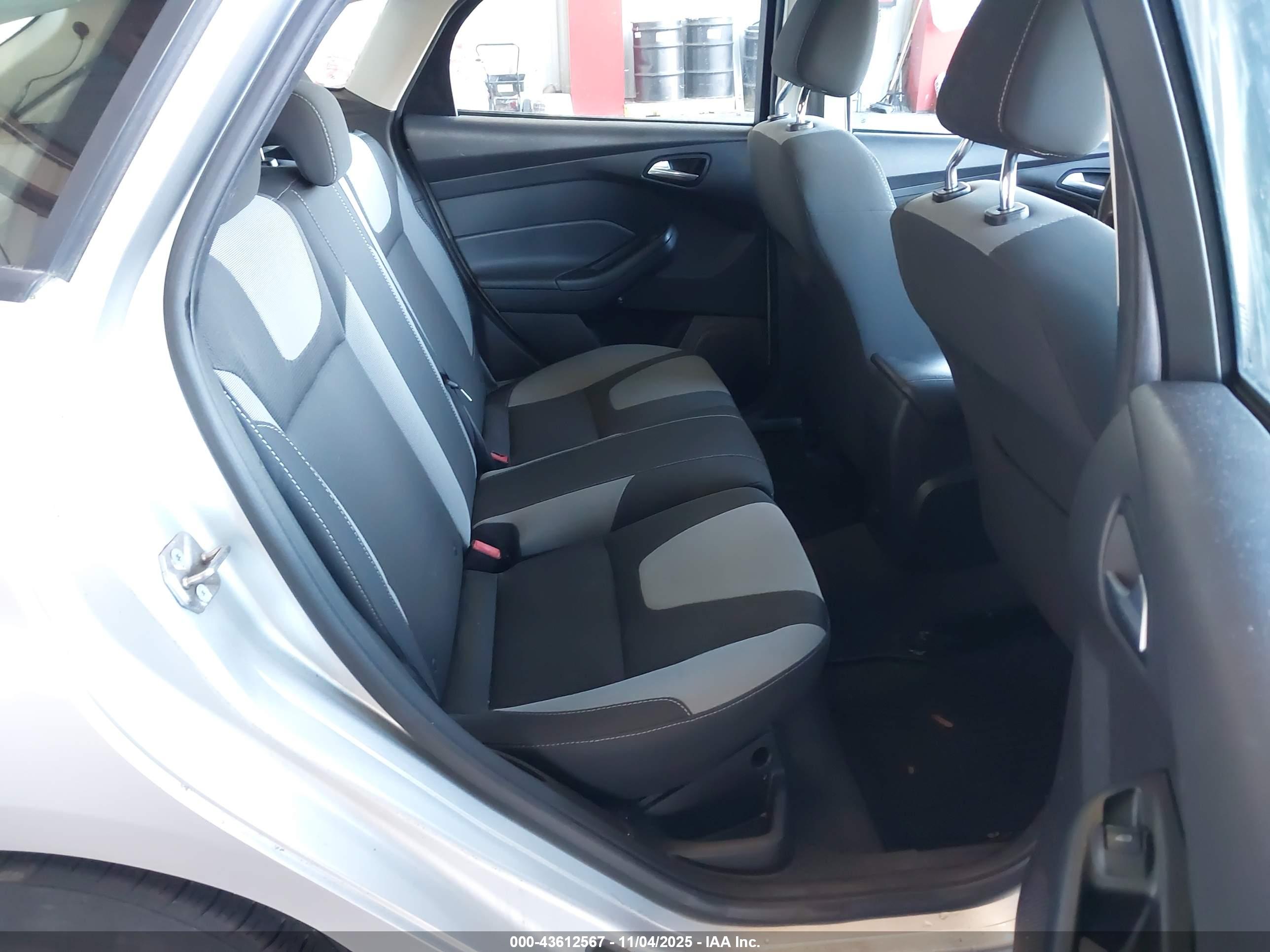 FORD FOCUS image 8