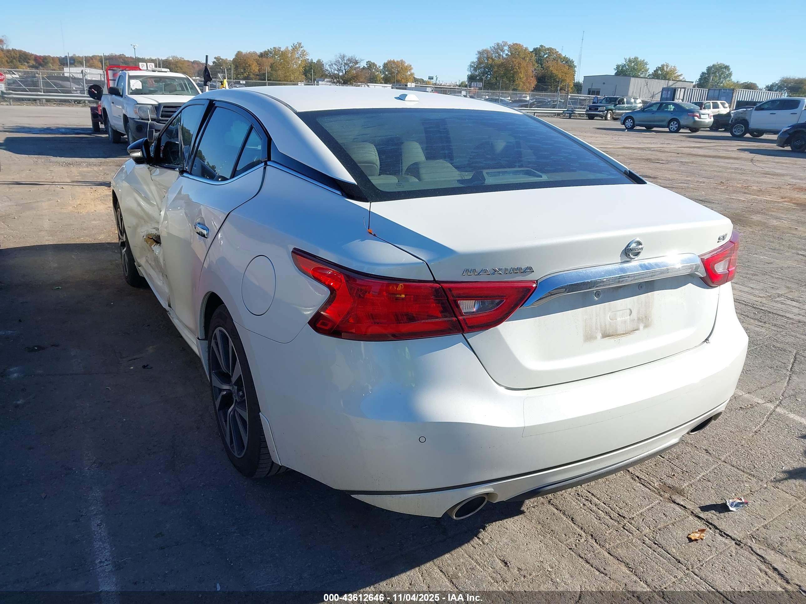 NISSAN MAXIMA image 3