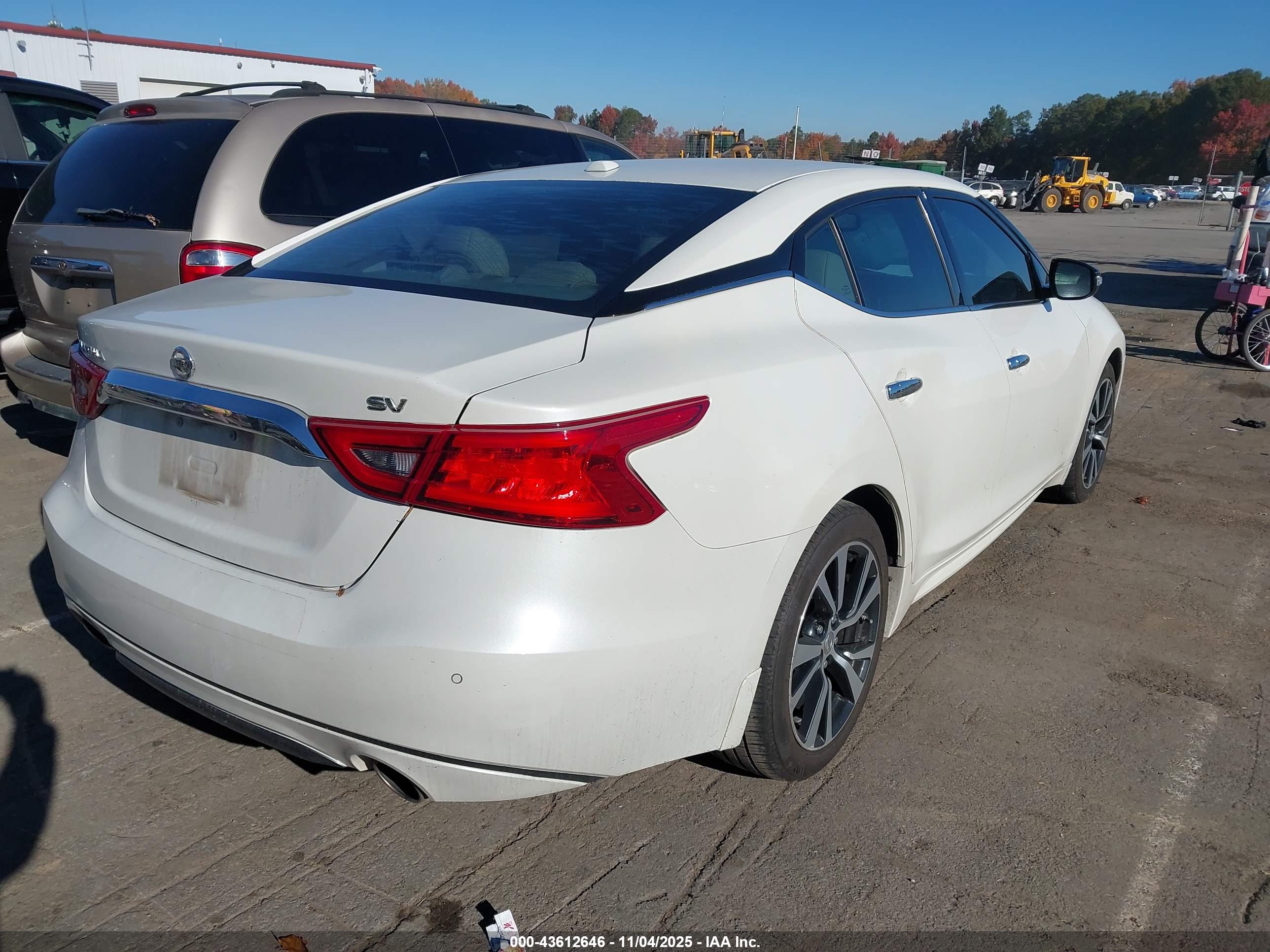 NISSAN MAXIMA image 4