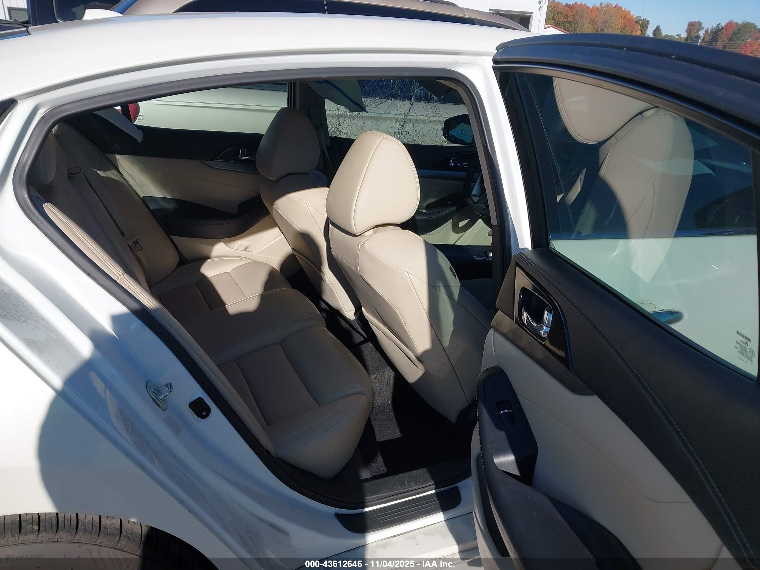 NISSAN MAXIMA image 8