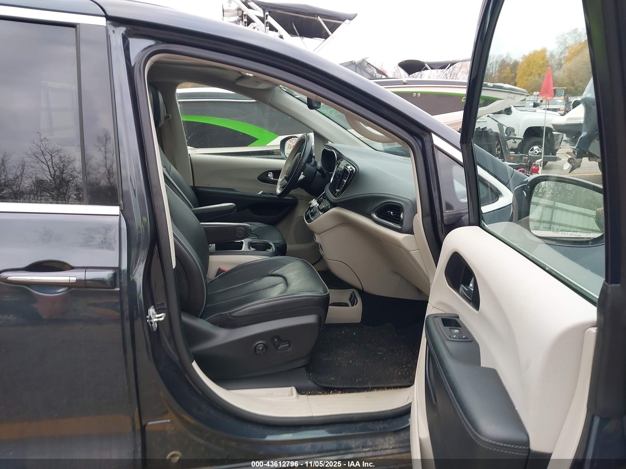 CHRYSLER PACIFICA image 5