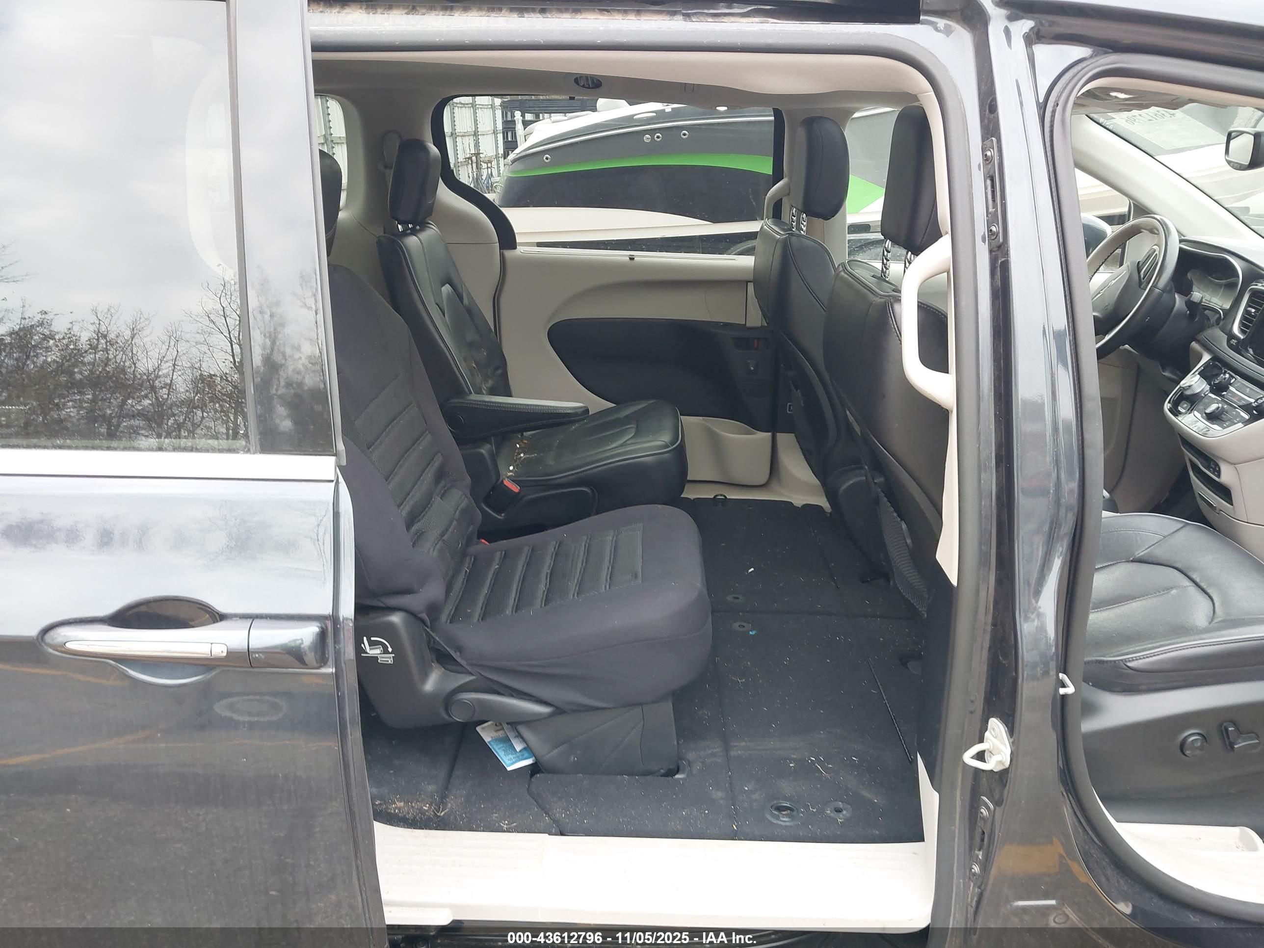 CHRYSLER PACIFICA image 8