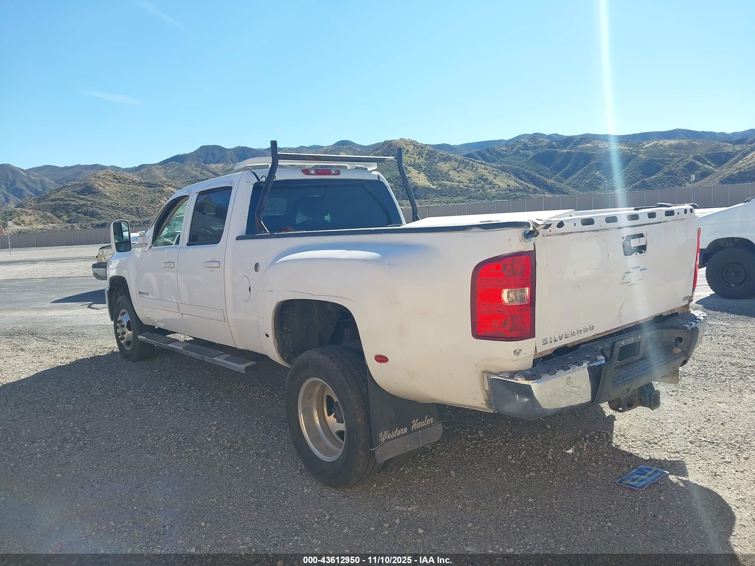 CHEVROLET SILVERADO image 3
