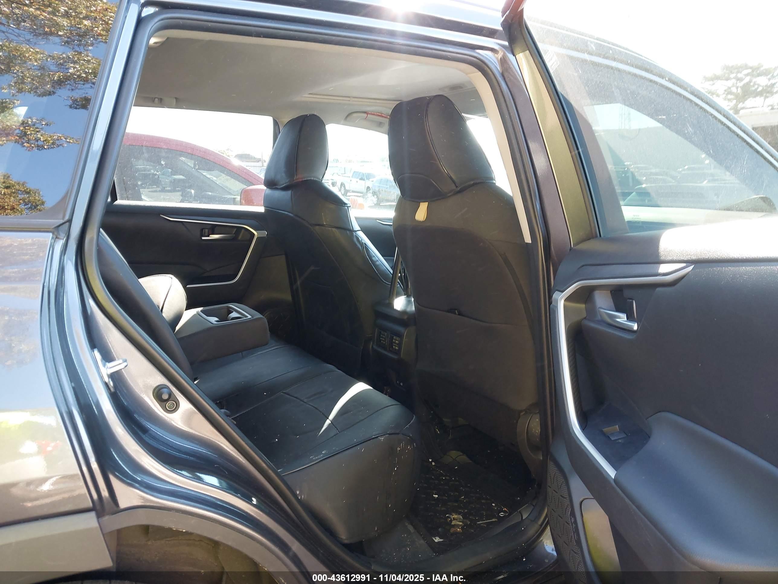 TOYOTA RAV4 image 8