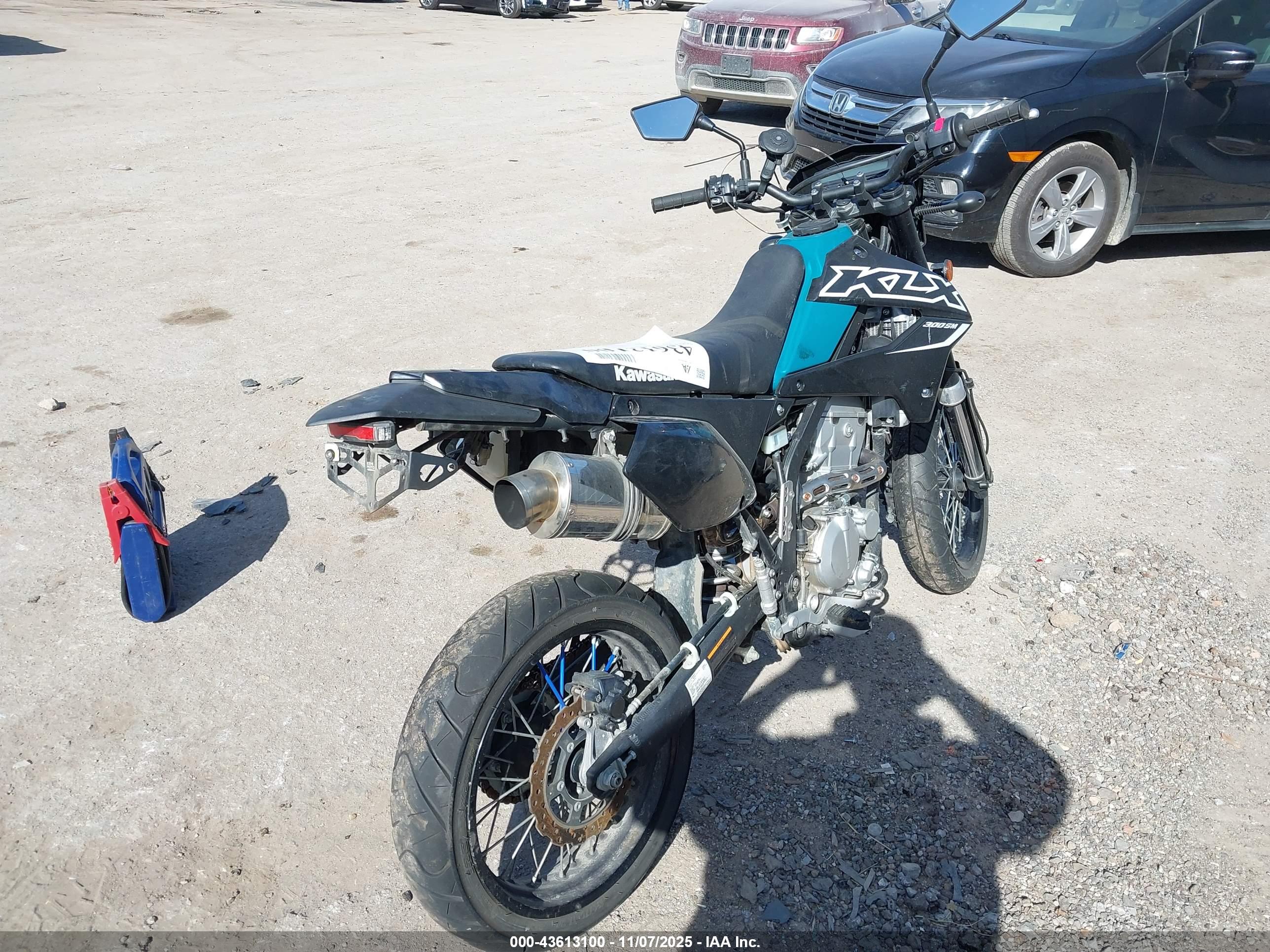 KAWASAKI KLX300 image 4