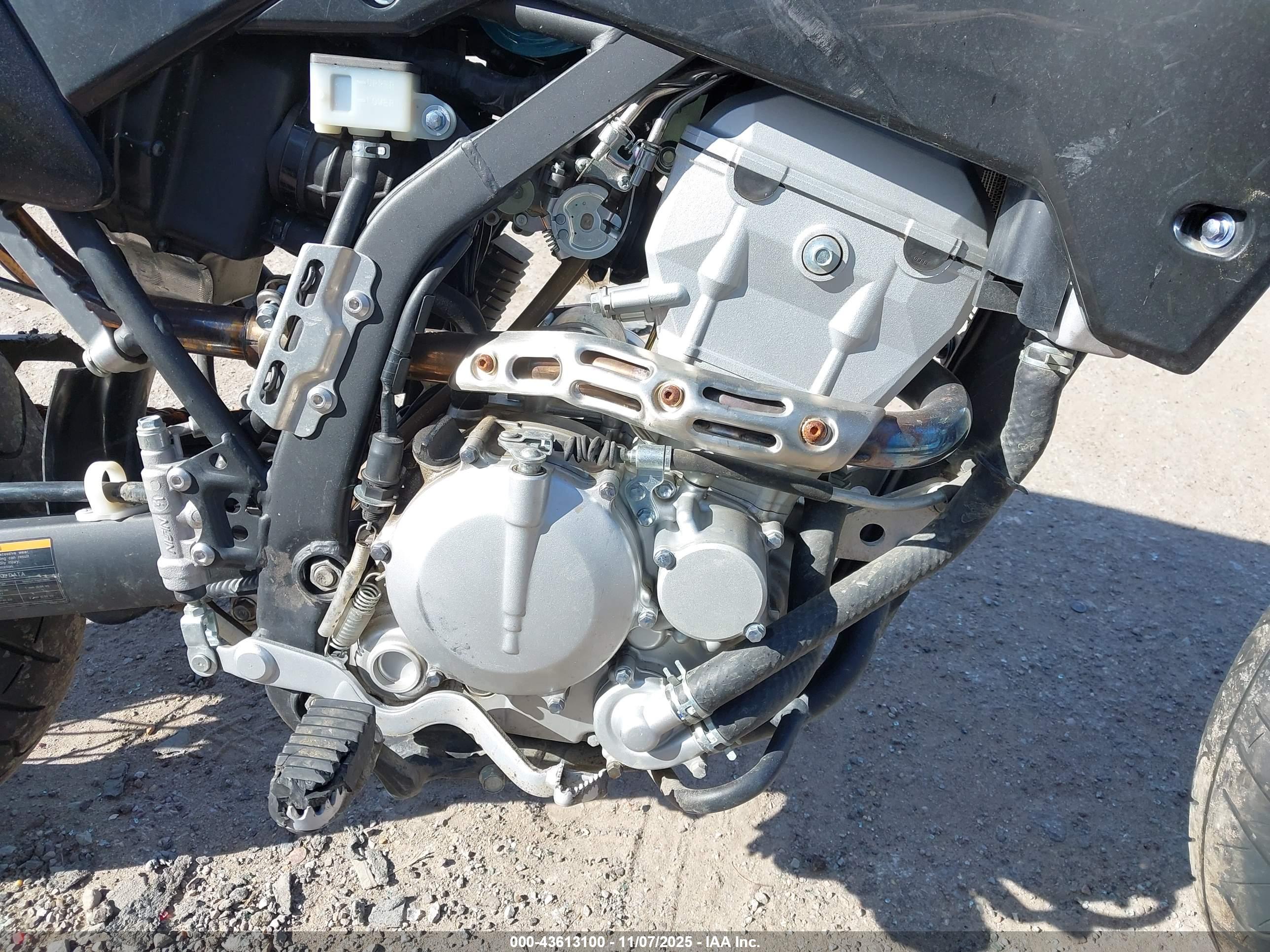 KAWASAKI KLX300 image 8