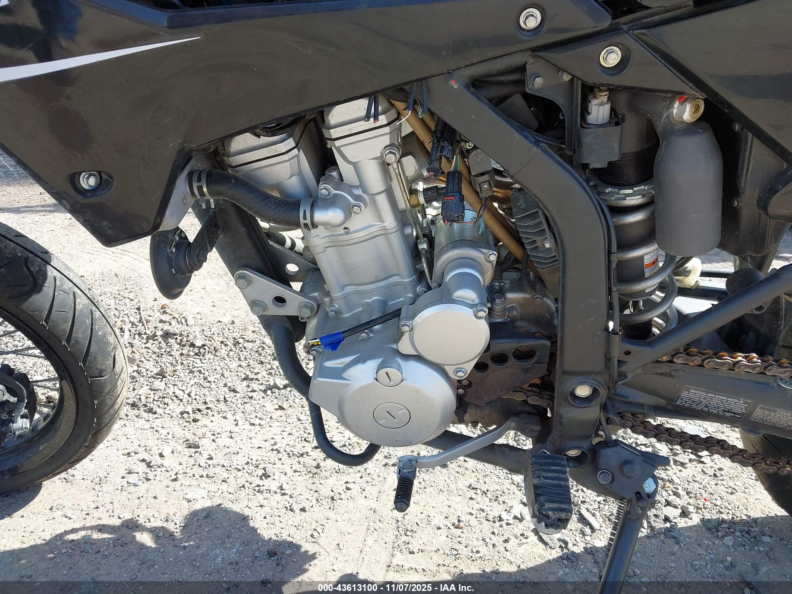 KAWASAKI KLX300 image 9