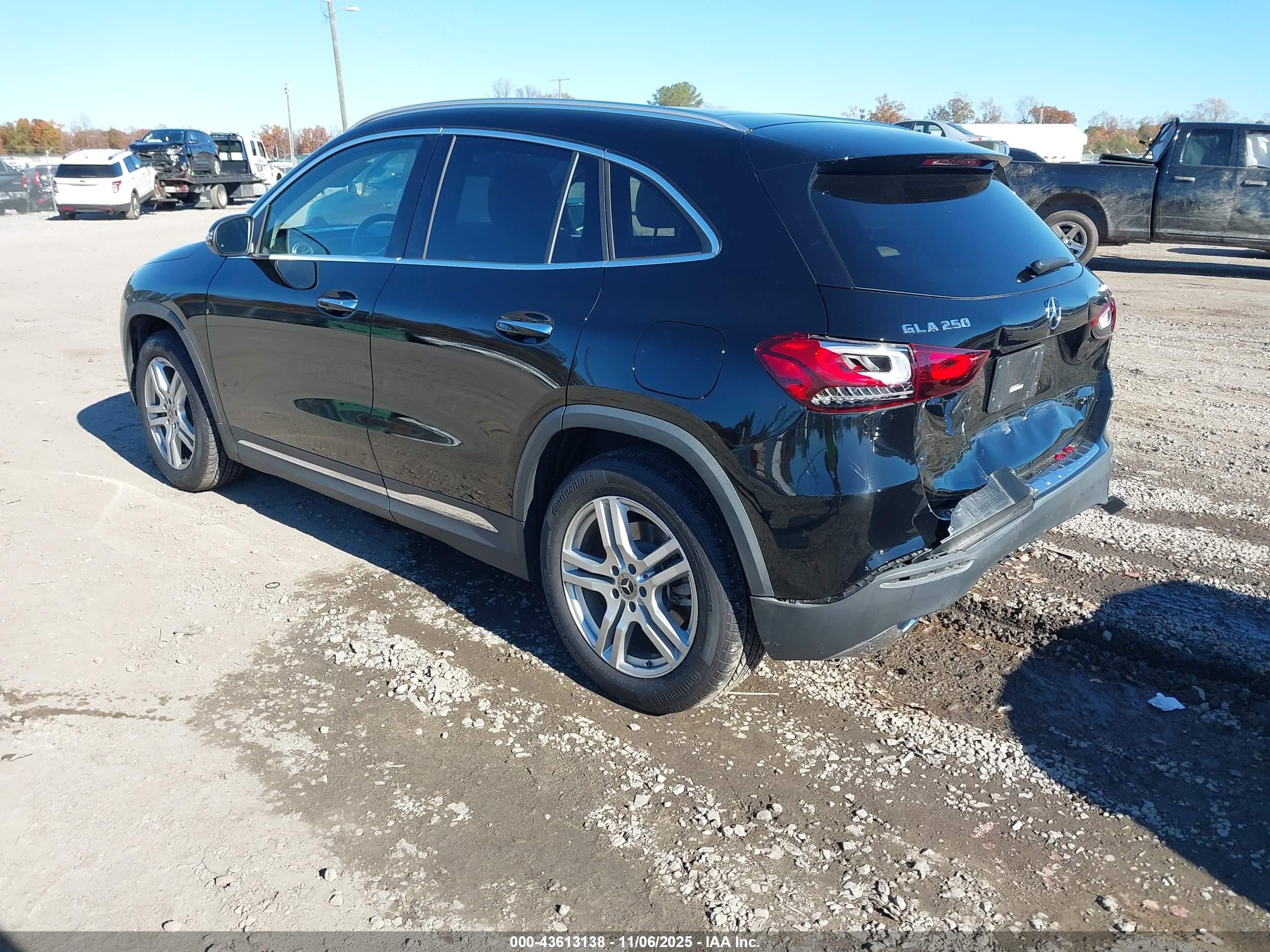 MERCEDES-BENZ GLA image 3