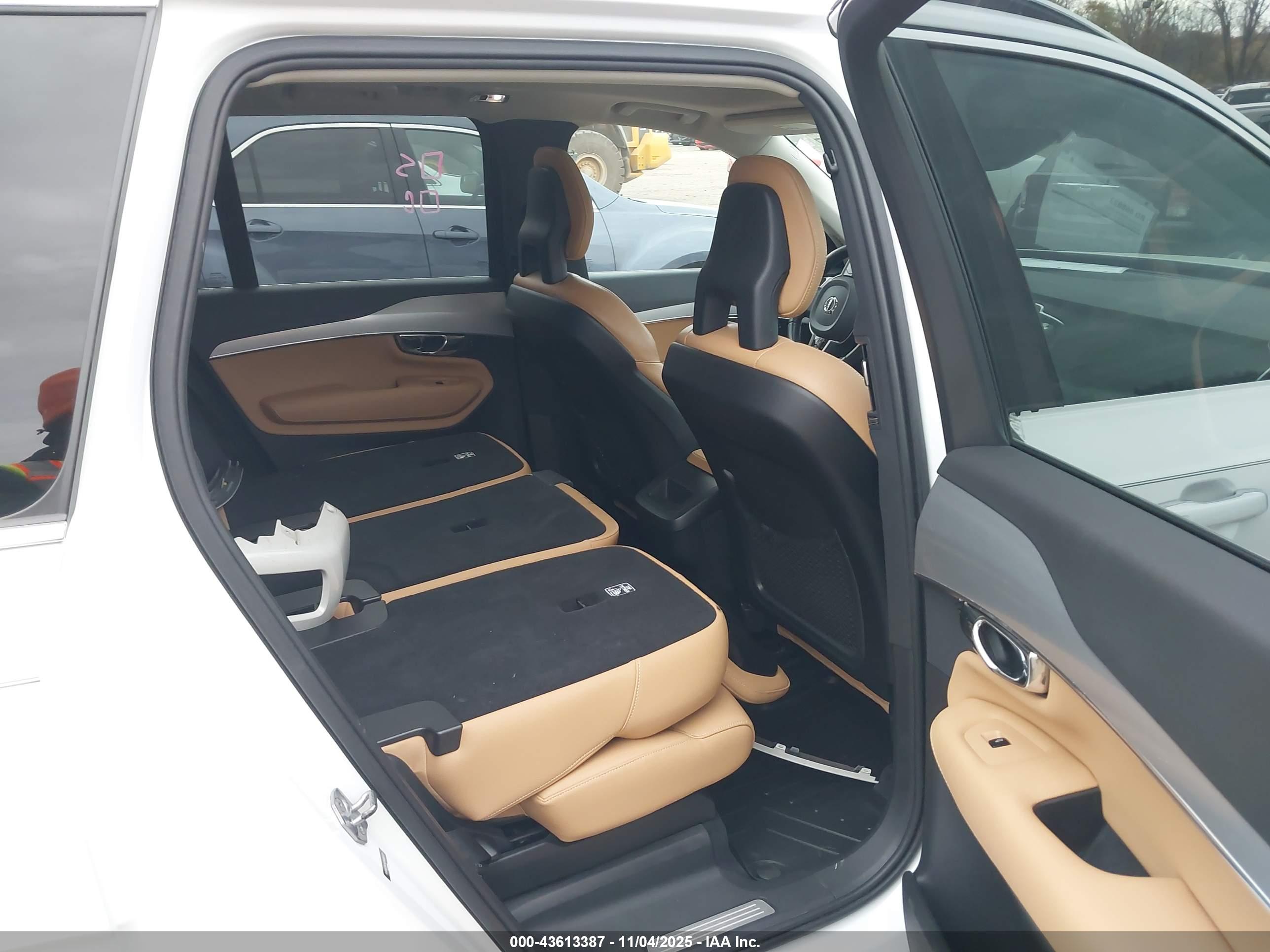 VOLVO XC90 image 8