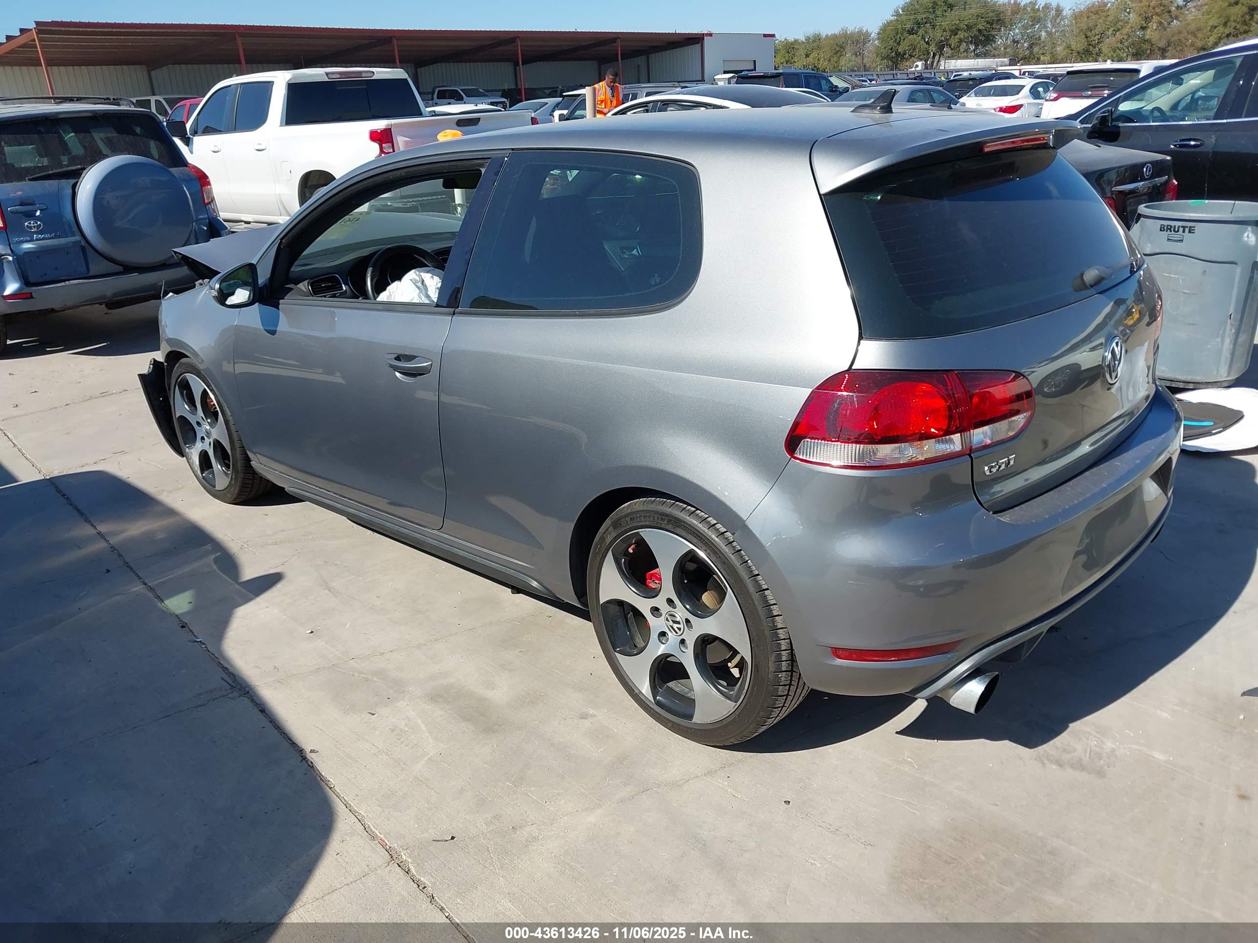 VOLKSWAGEN GTI image 3