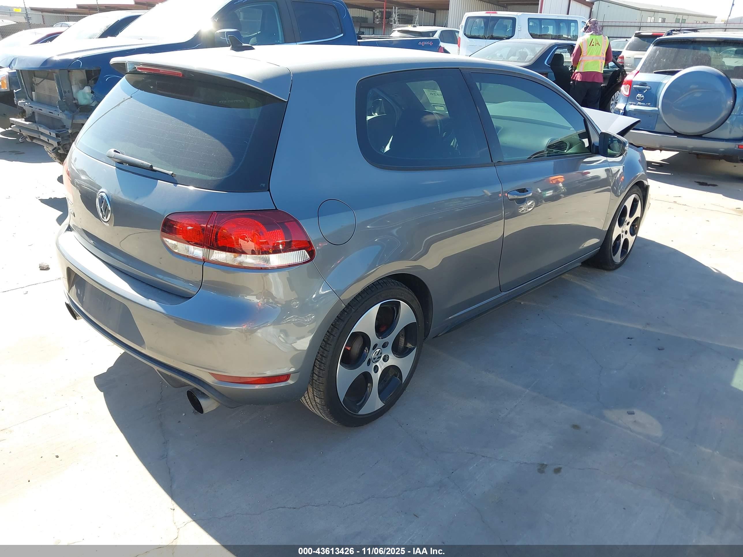 VOLKSWAGEN GTI image 4