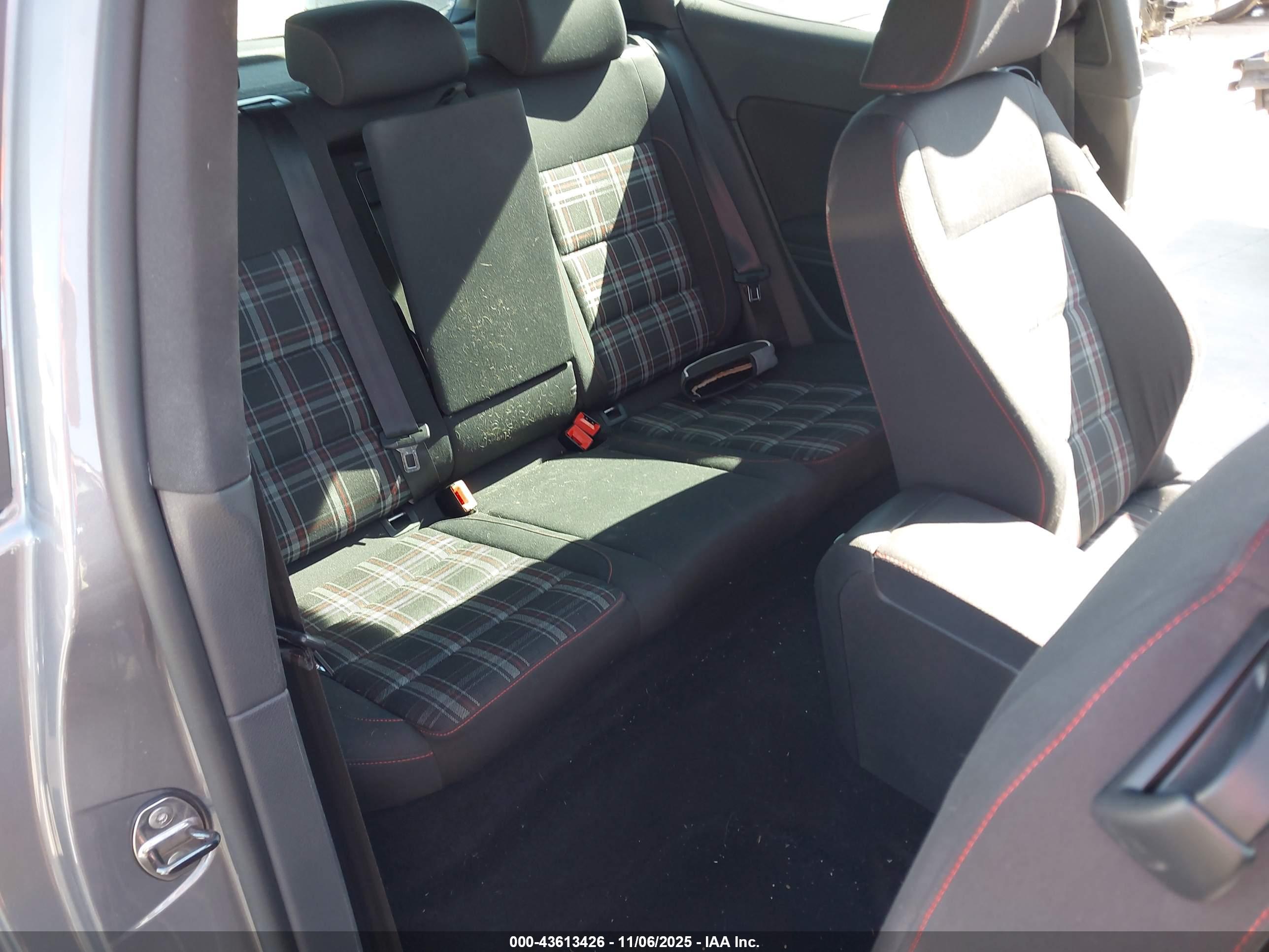 VOLKSWAGEN GTI image 8