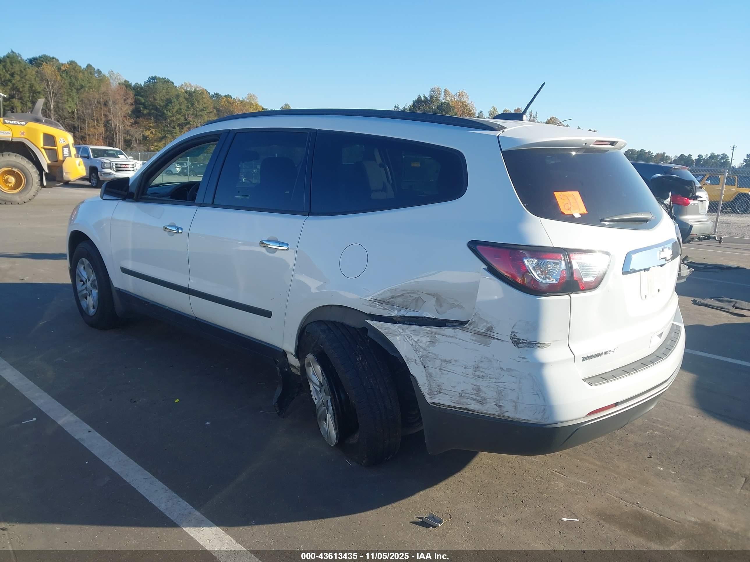 CHEVROLET TRAVERSE image 3