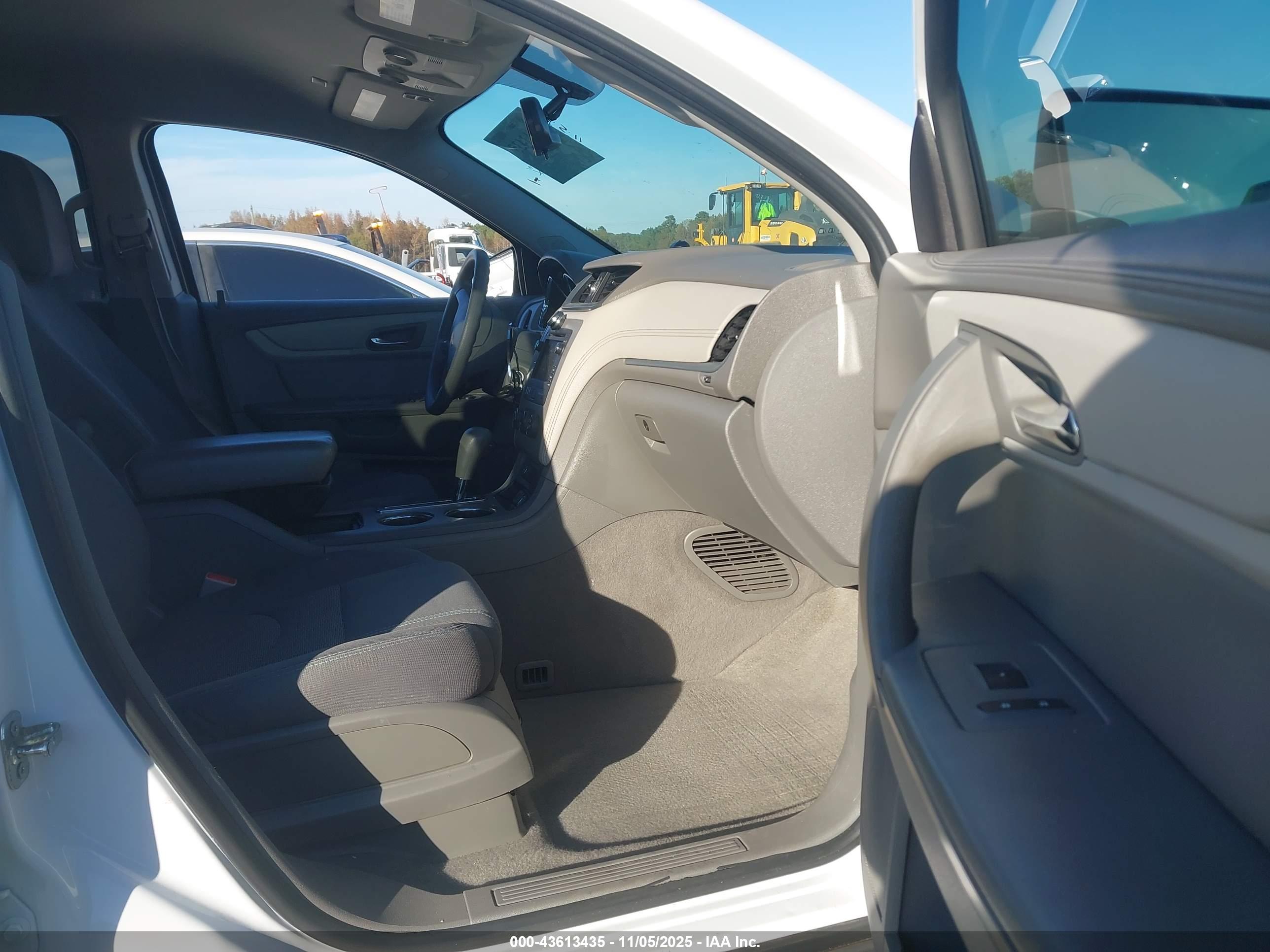 CHEVROLET TRAVERSE image 5