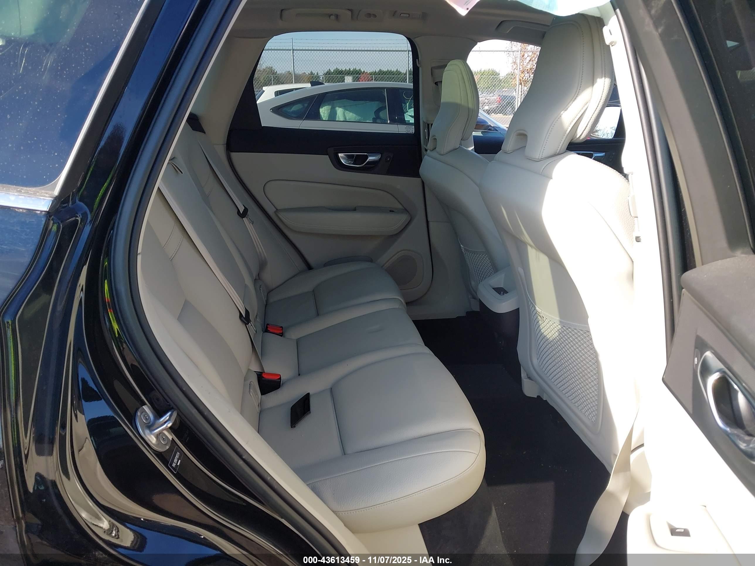 VOLVO XC60 image 8