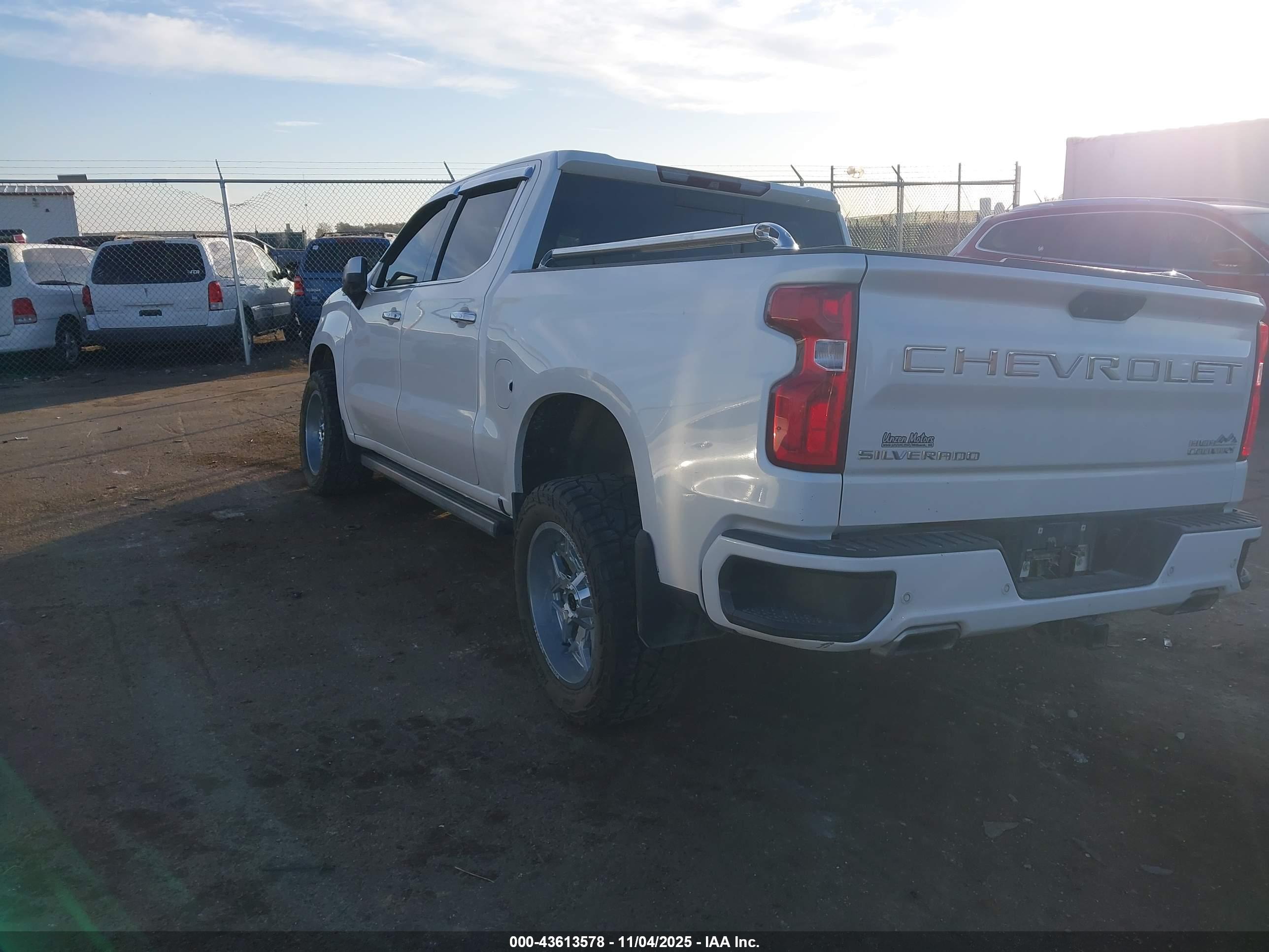 CHEVROLET SILVERADO image 3