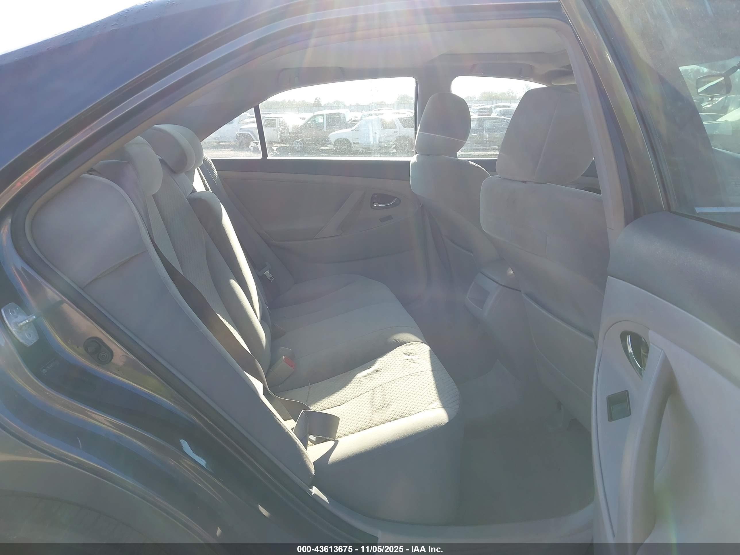TOYOTA CAMRY image 8