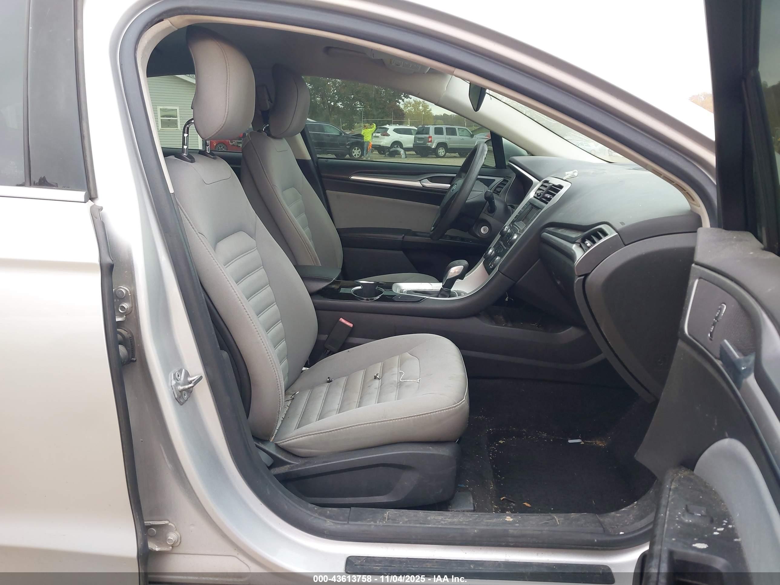 FORD FUSION image 5