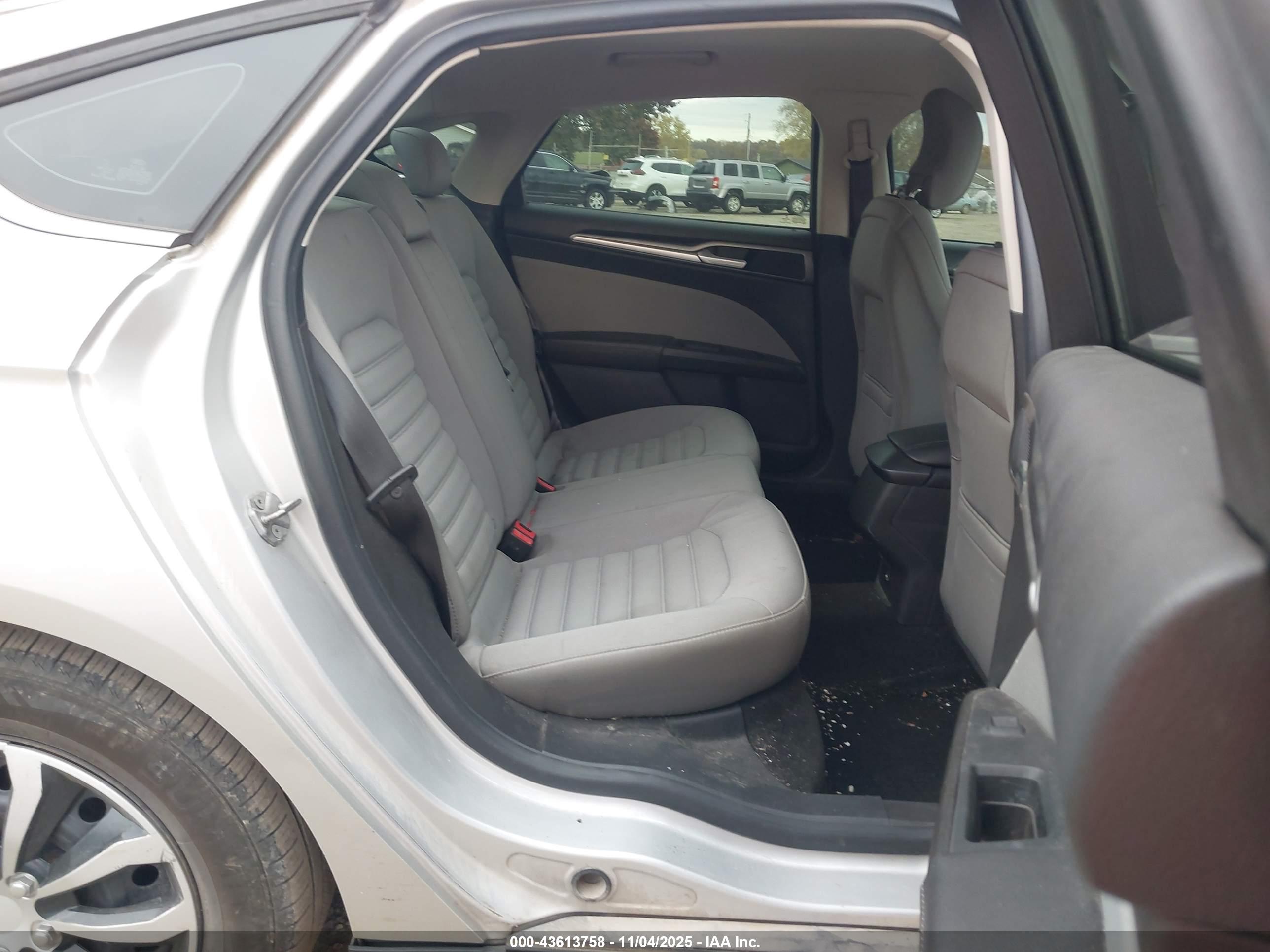 FORD FUSION image 8