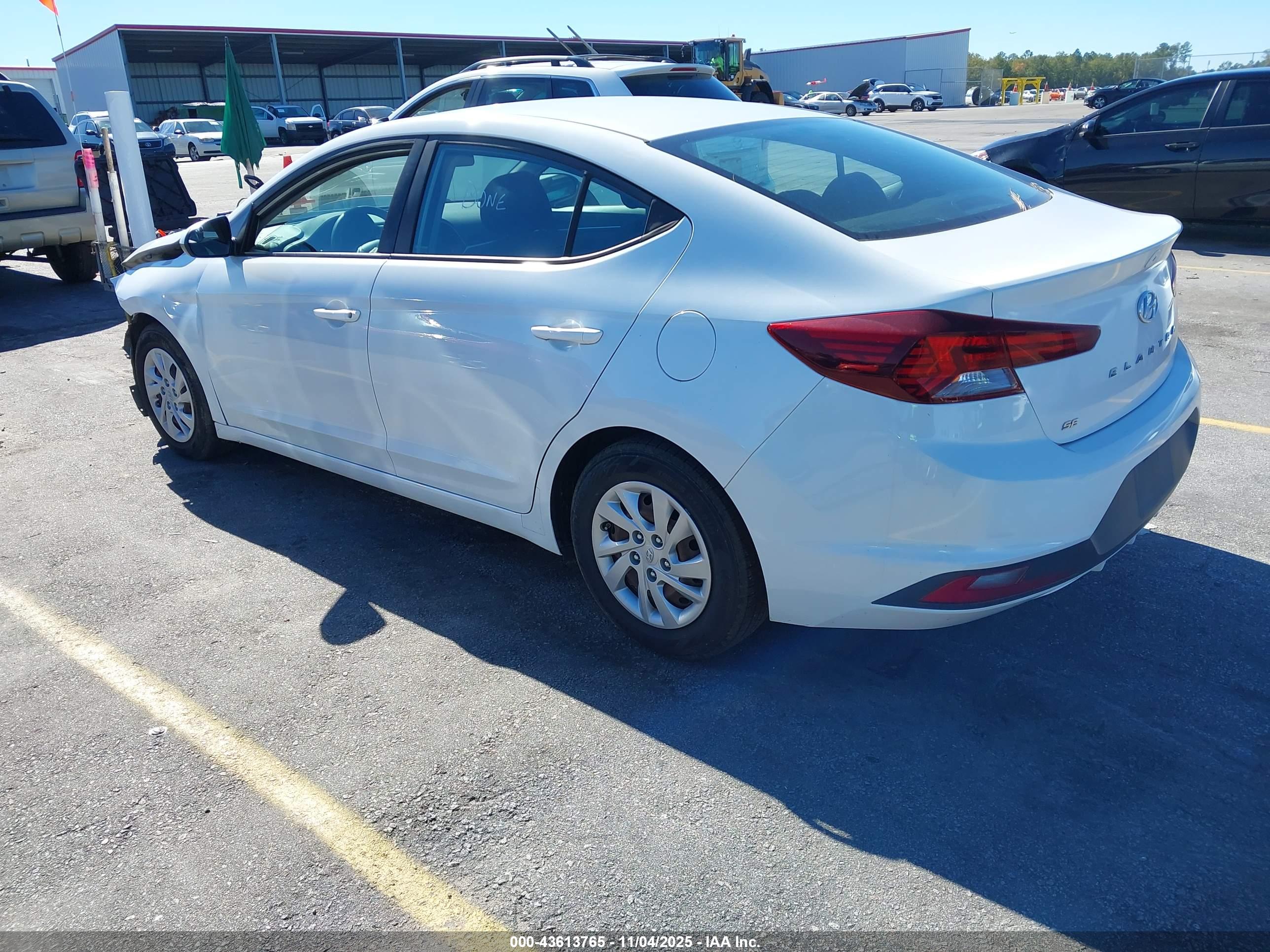 HYUNDAI ELANTRA image 3