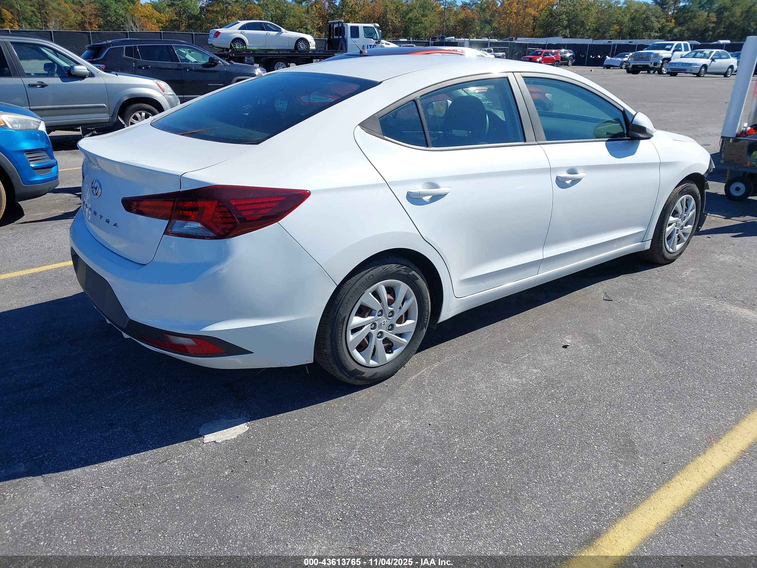 HYUNDAI ELANTRA image 4