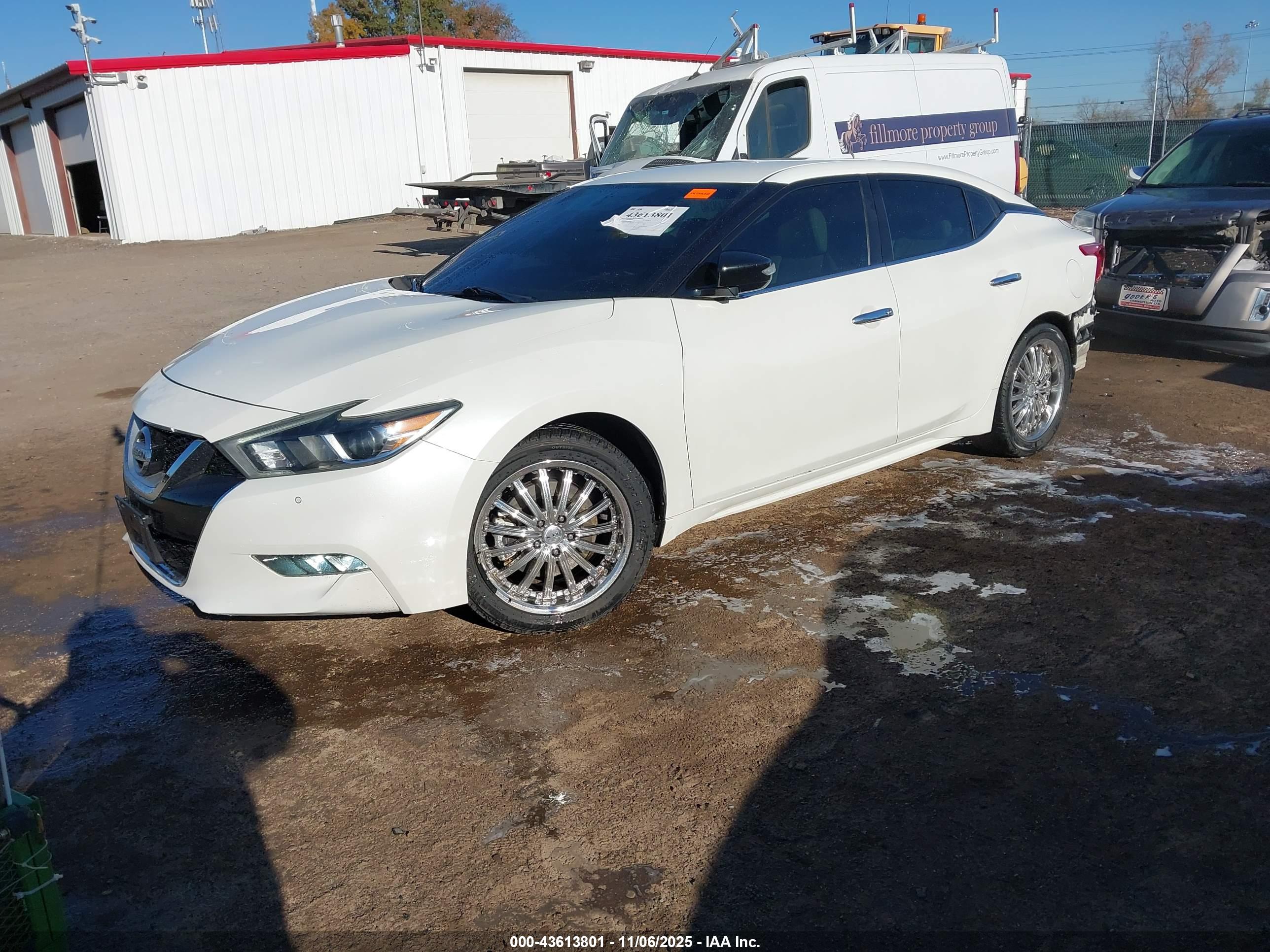 NISSAN MAXIMA image 2