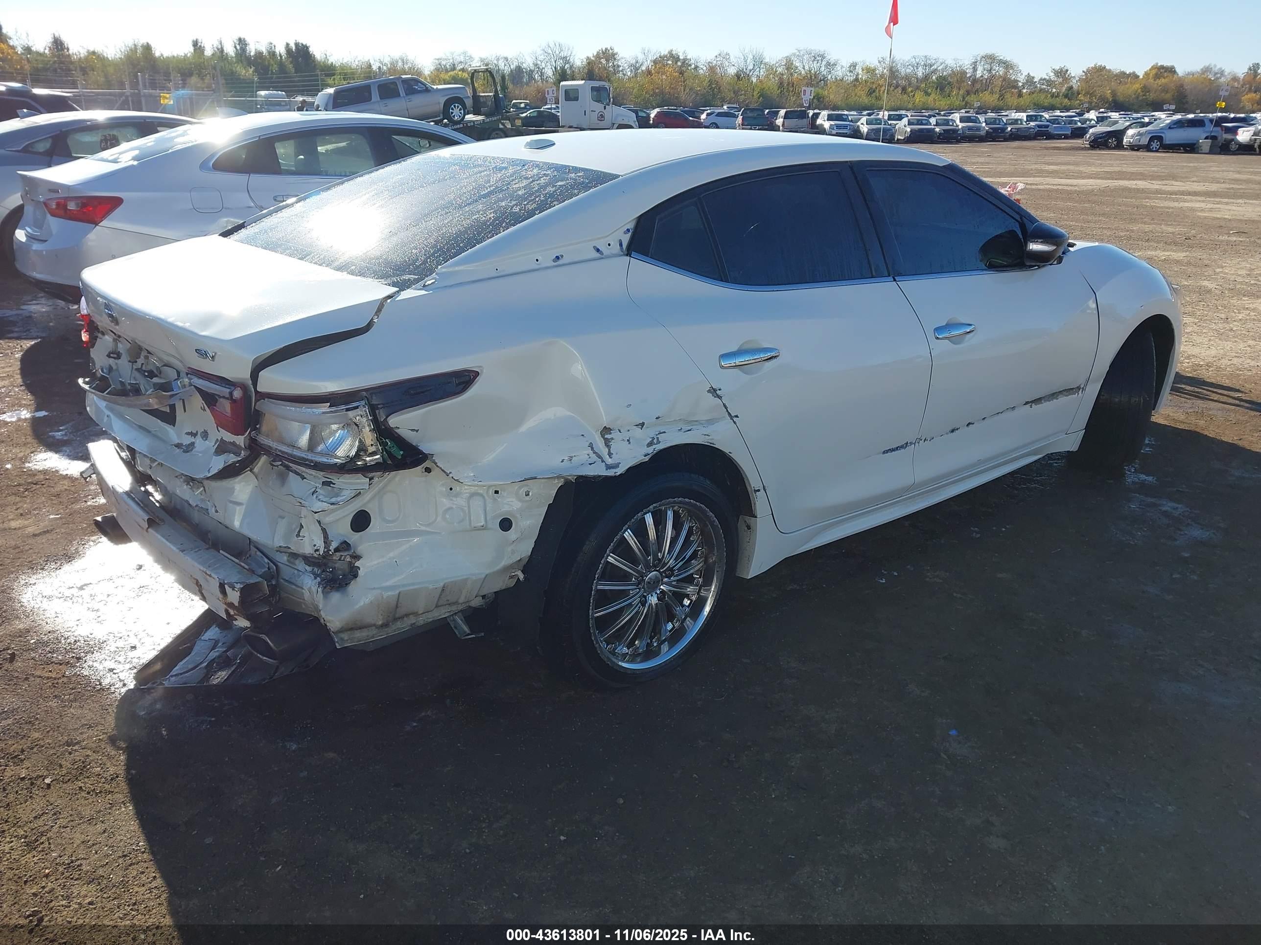 NISSAN MAXIMA image 4
