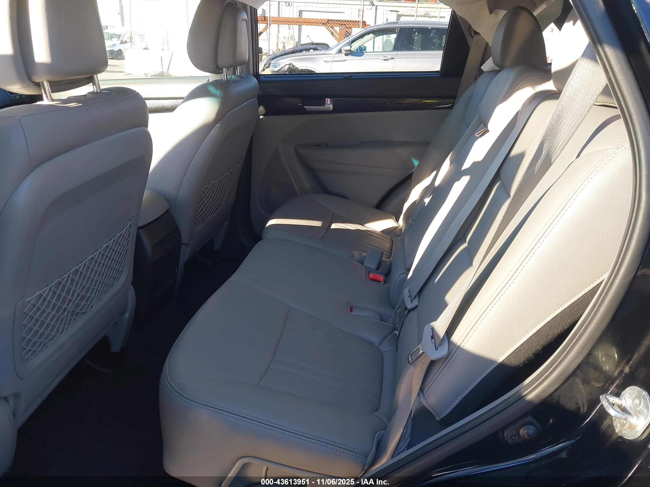 KIA SORENTO image 8
