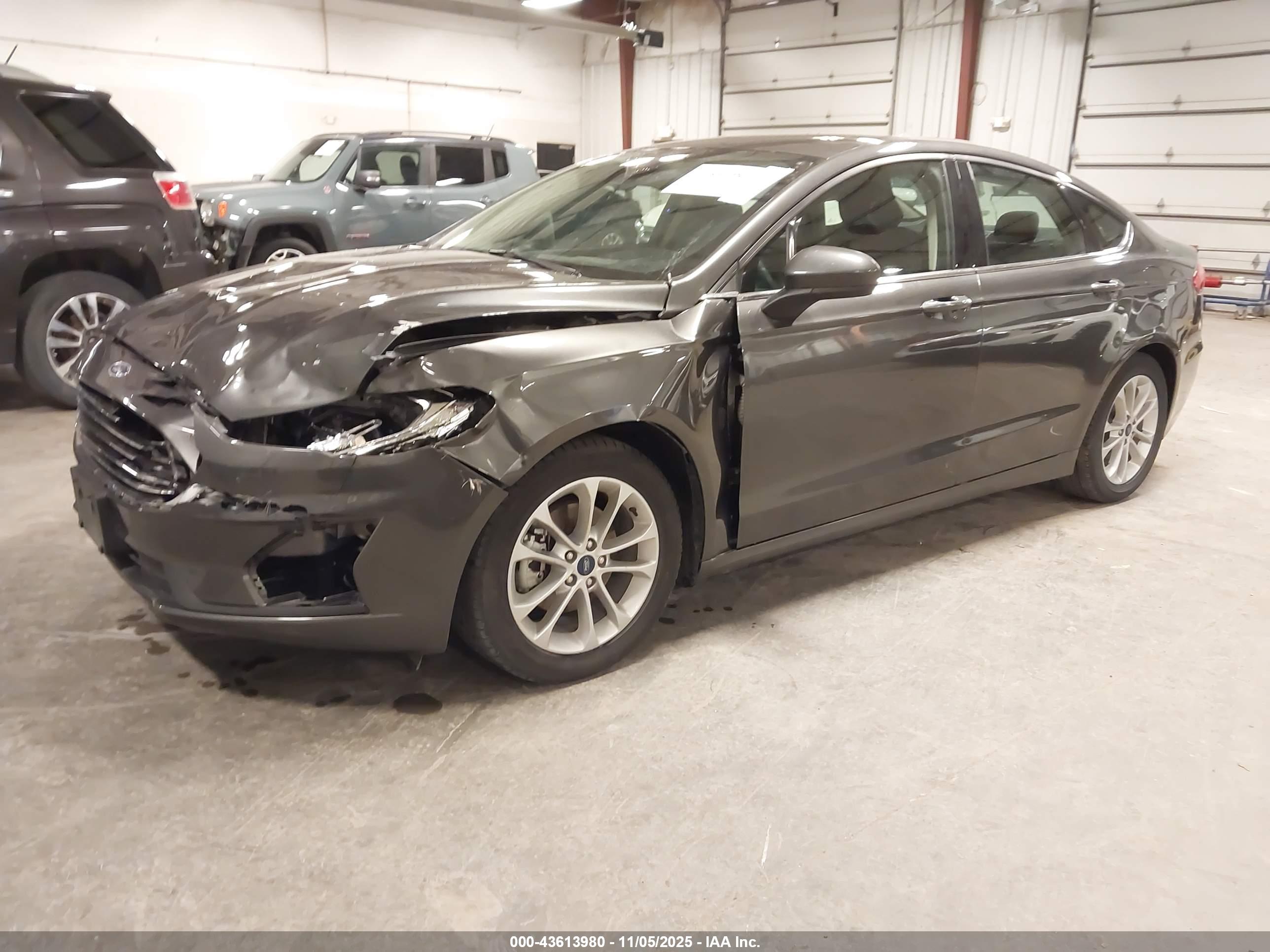 FORD FUSION image 2