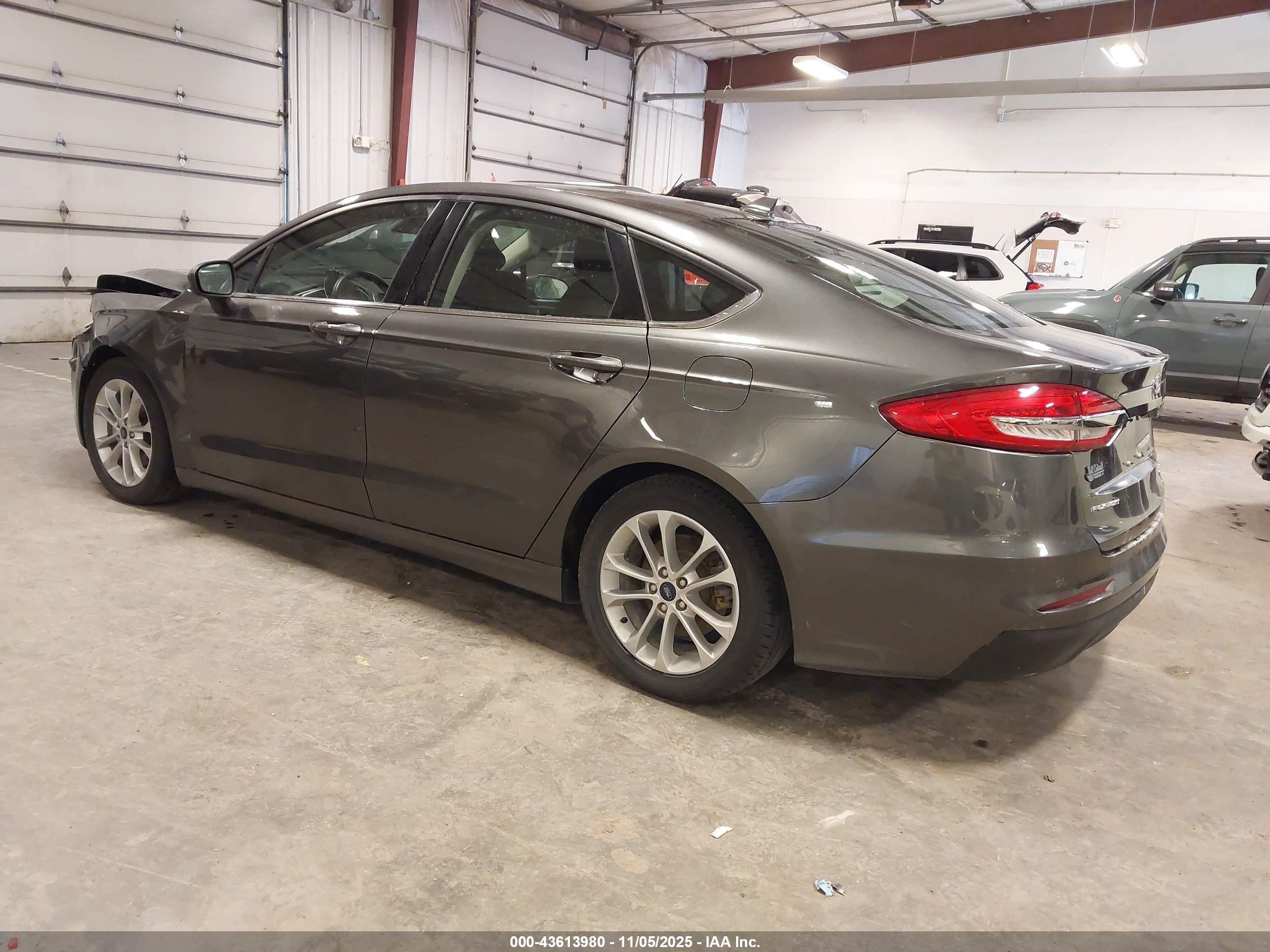 FORD FUSION image 3