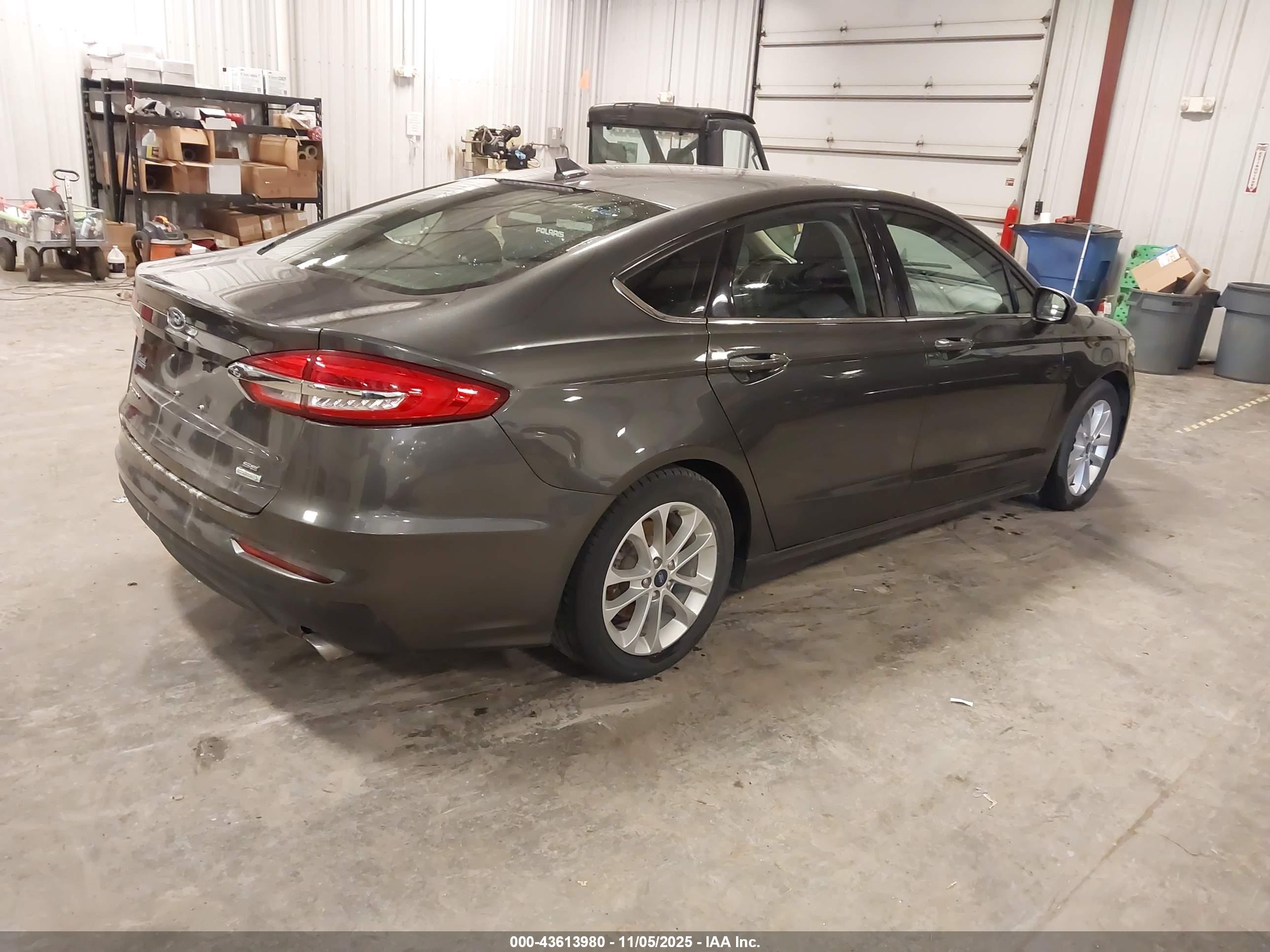 FORD FUSION image 4