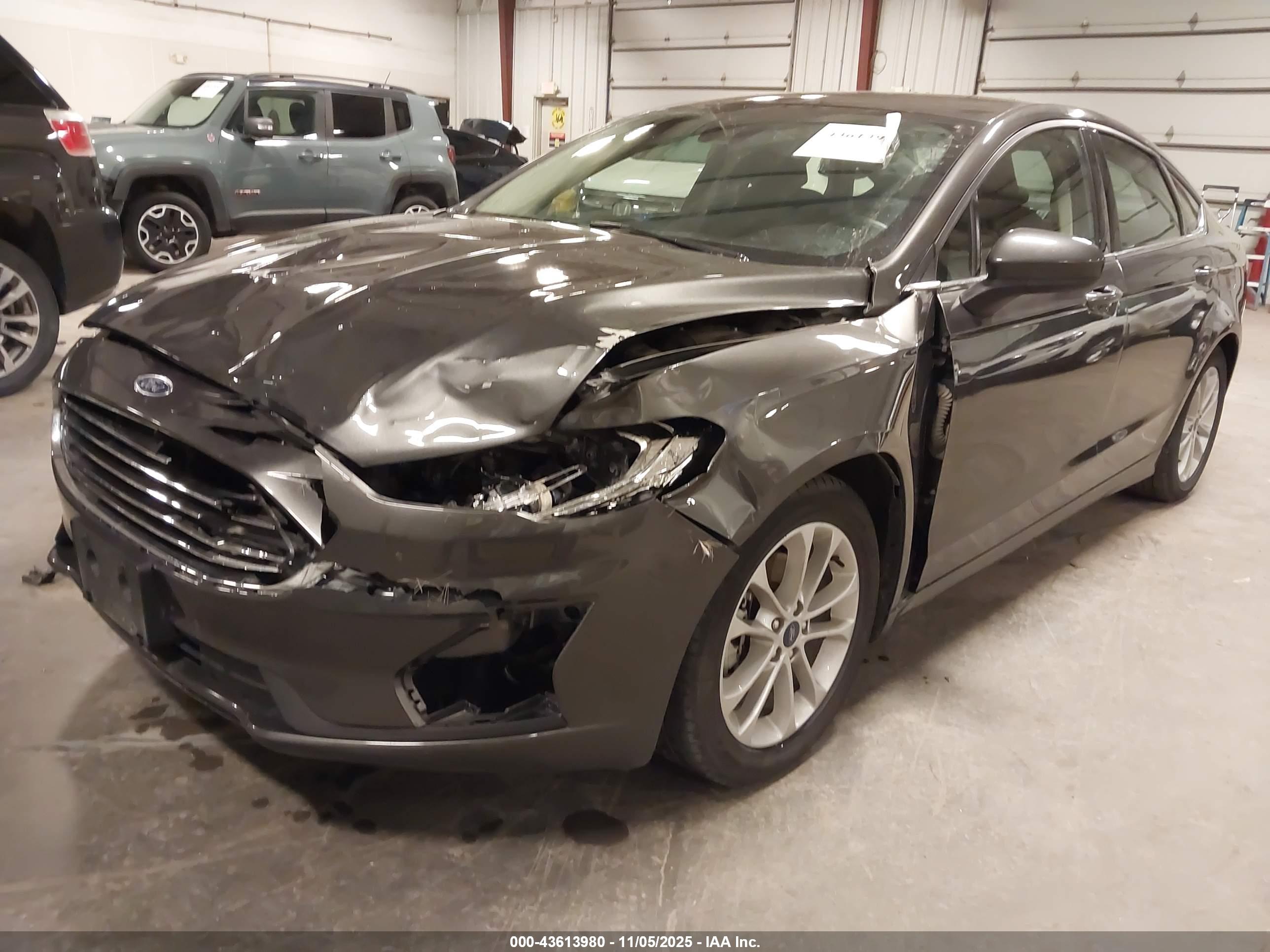 FORD FUSION image 6