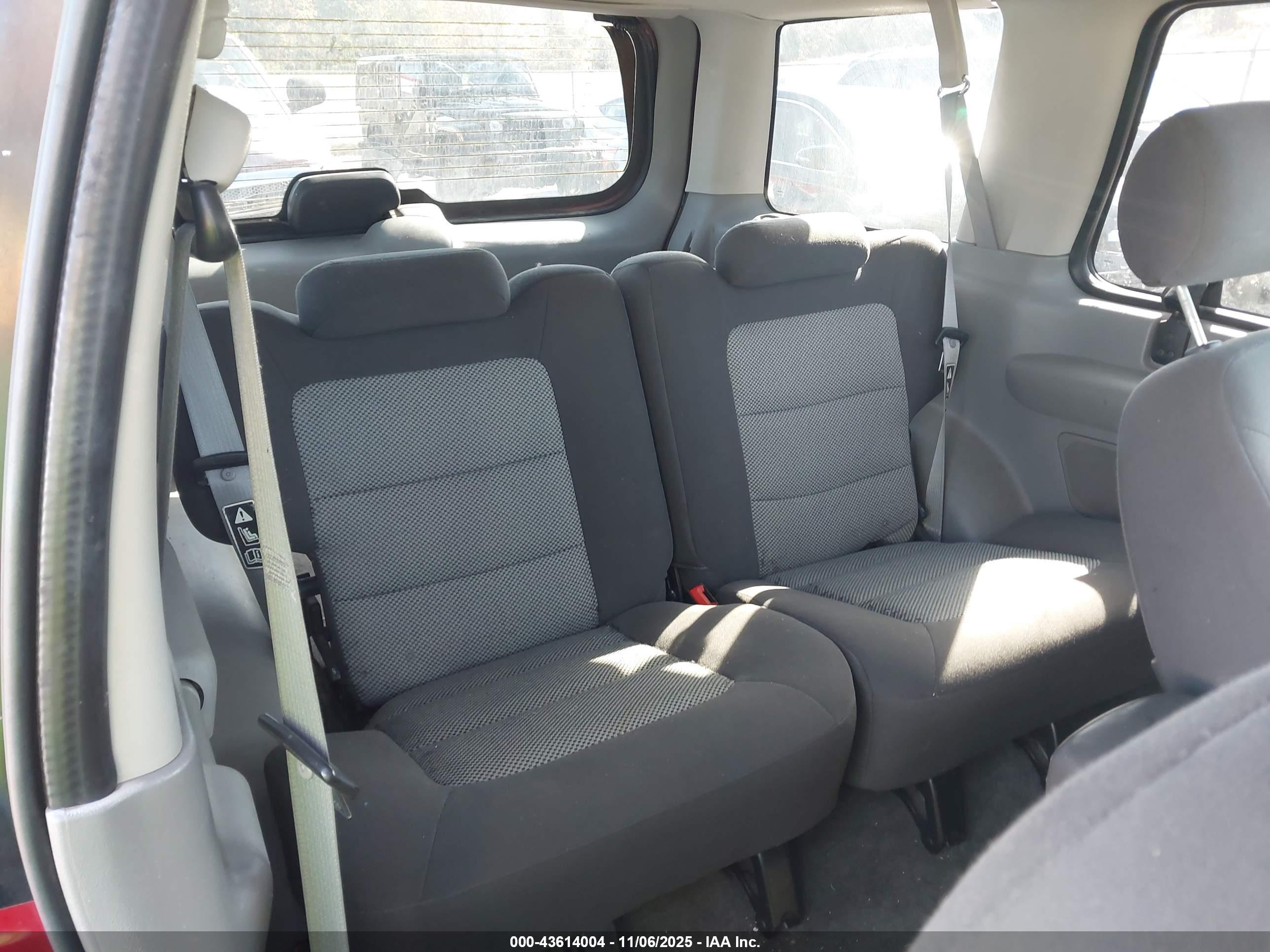 FORD EXPLORER image 8