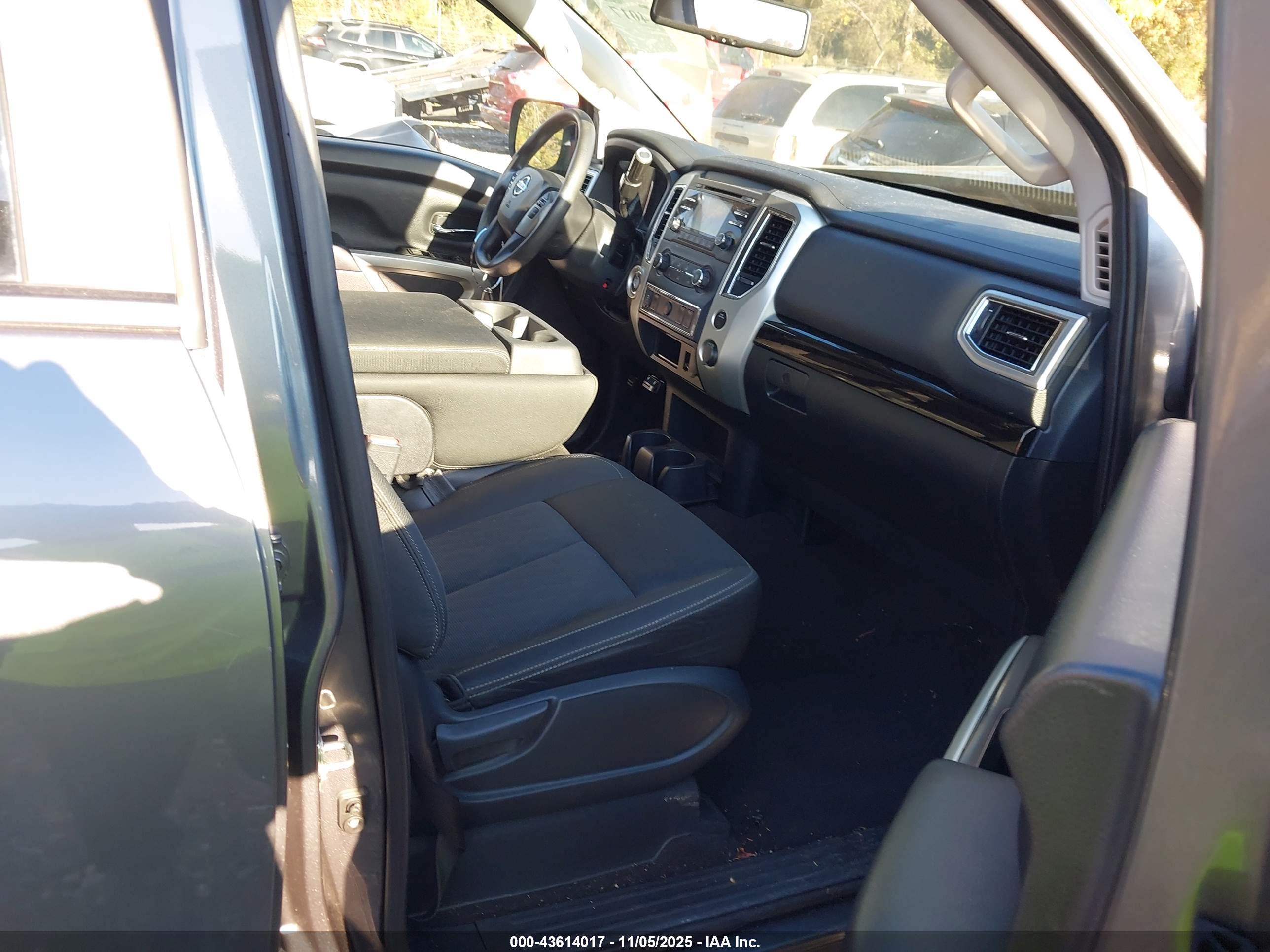 NISSAN TITAN image 5