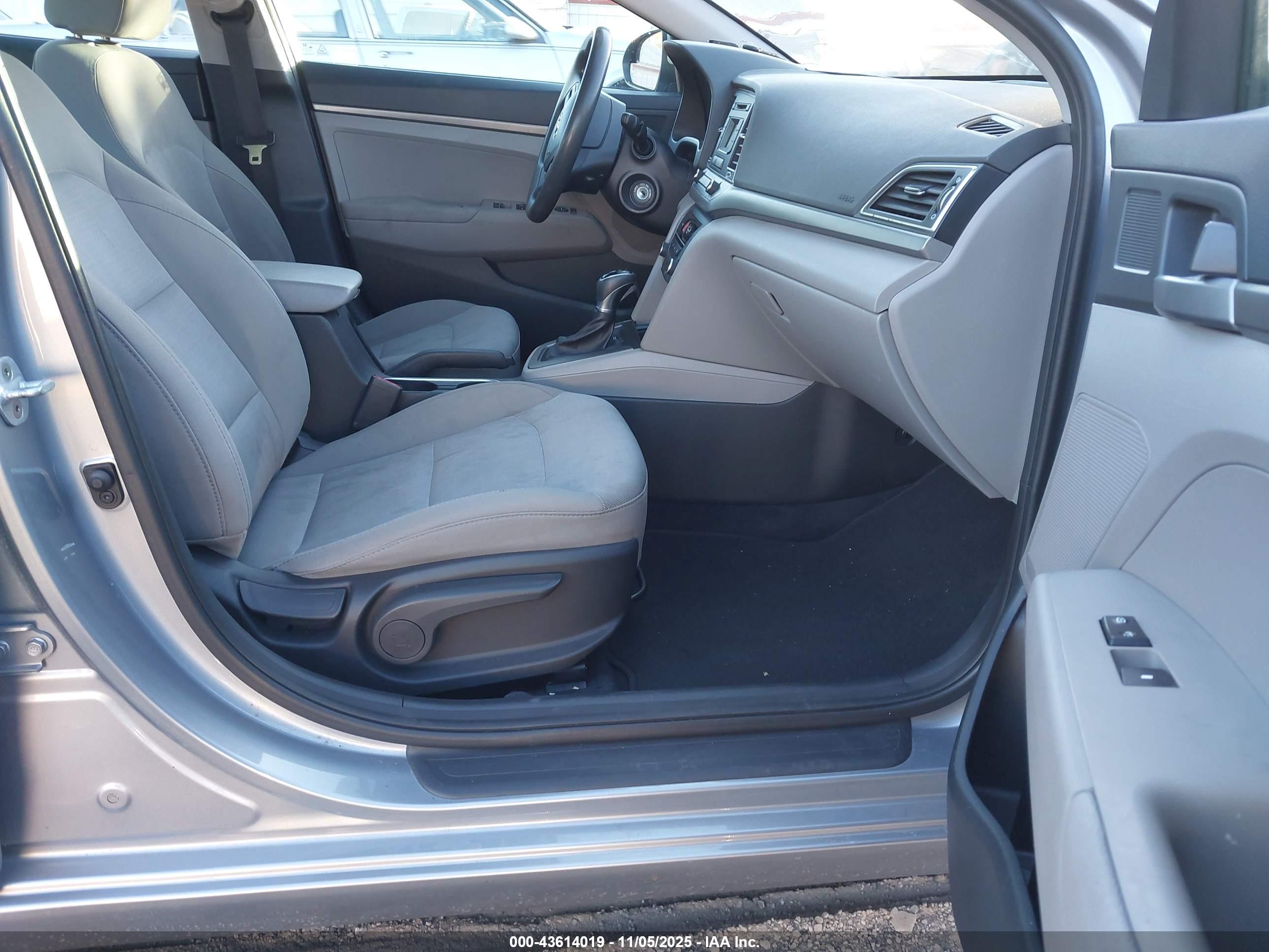 HYUNDAI ELANTRA image 5