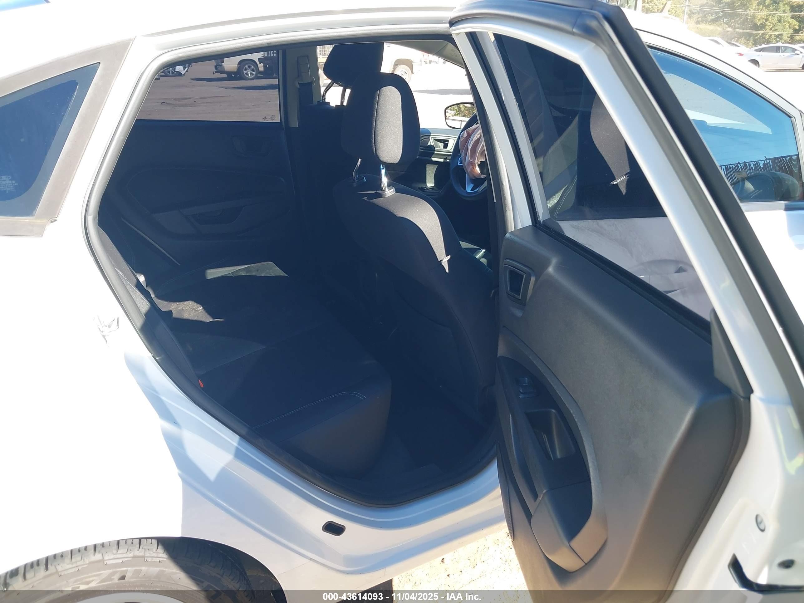 FORD FIESTA image 8