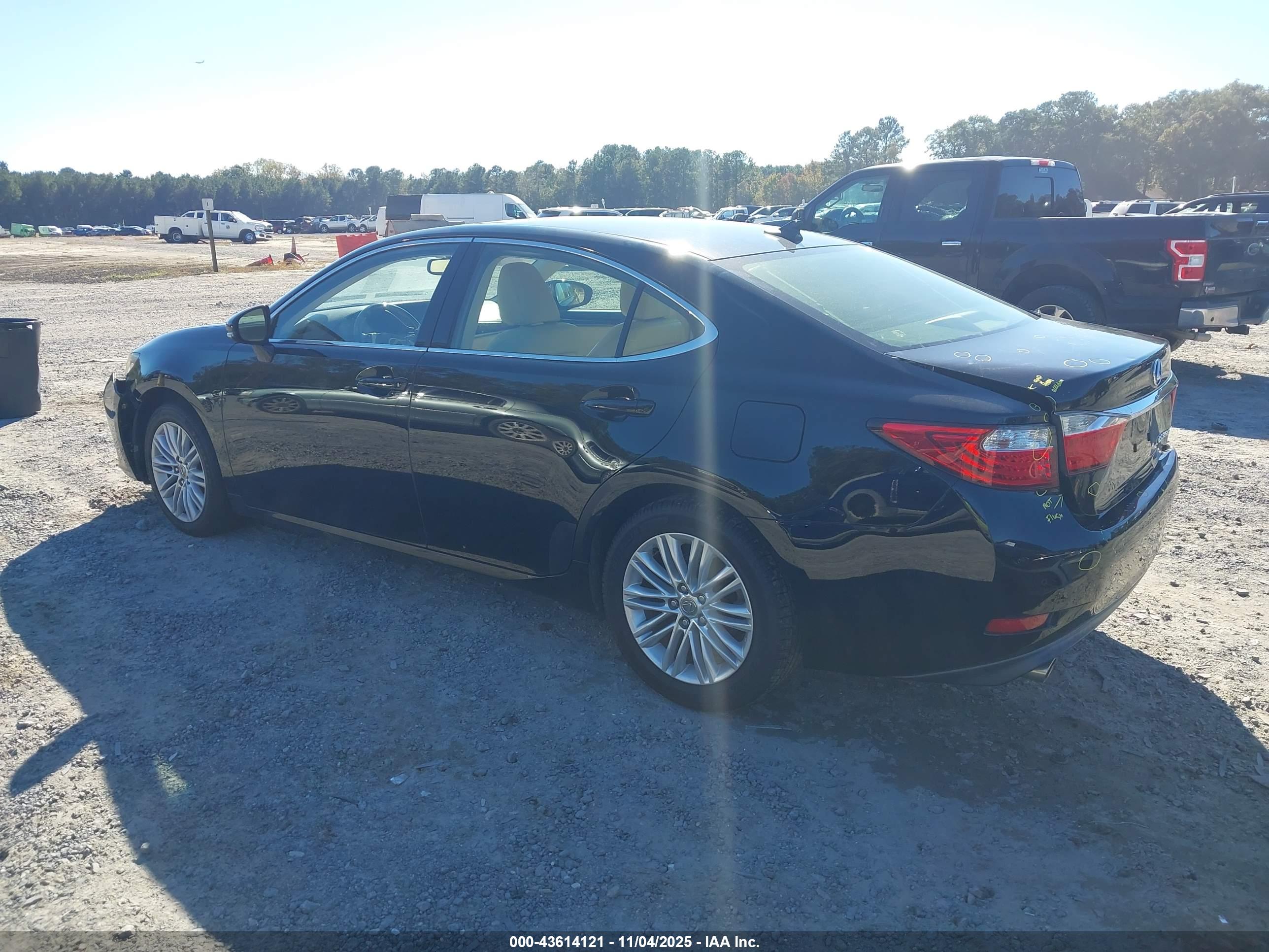 LEXUS ES image 3