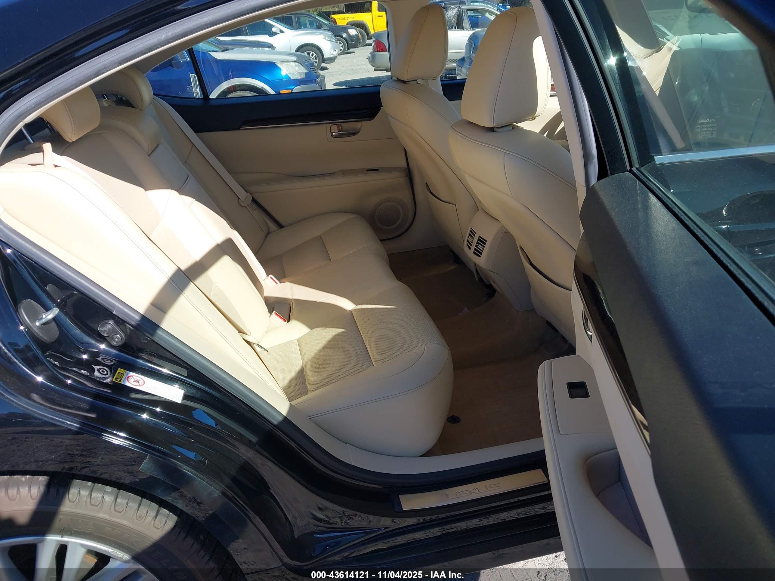 LEXUS ES image 8