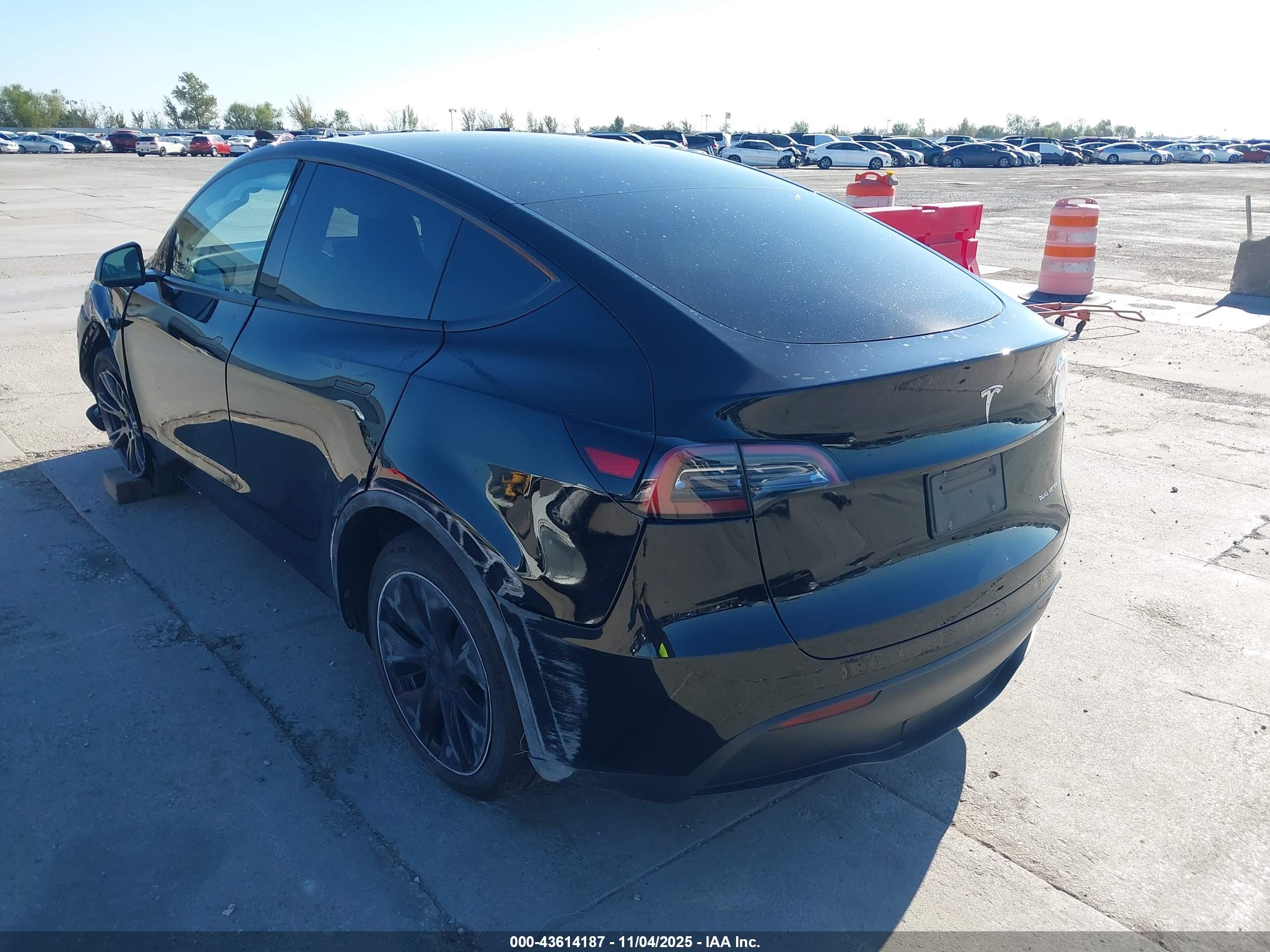 TESLA MODEL image 3