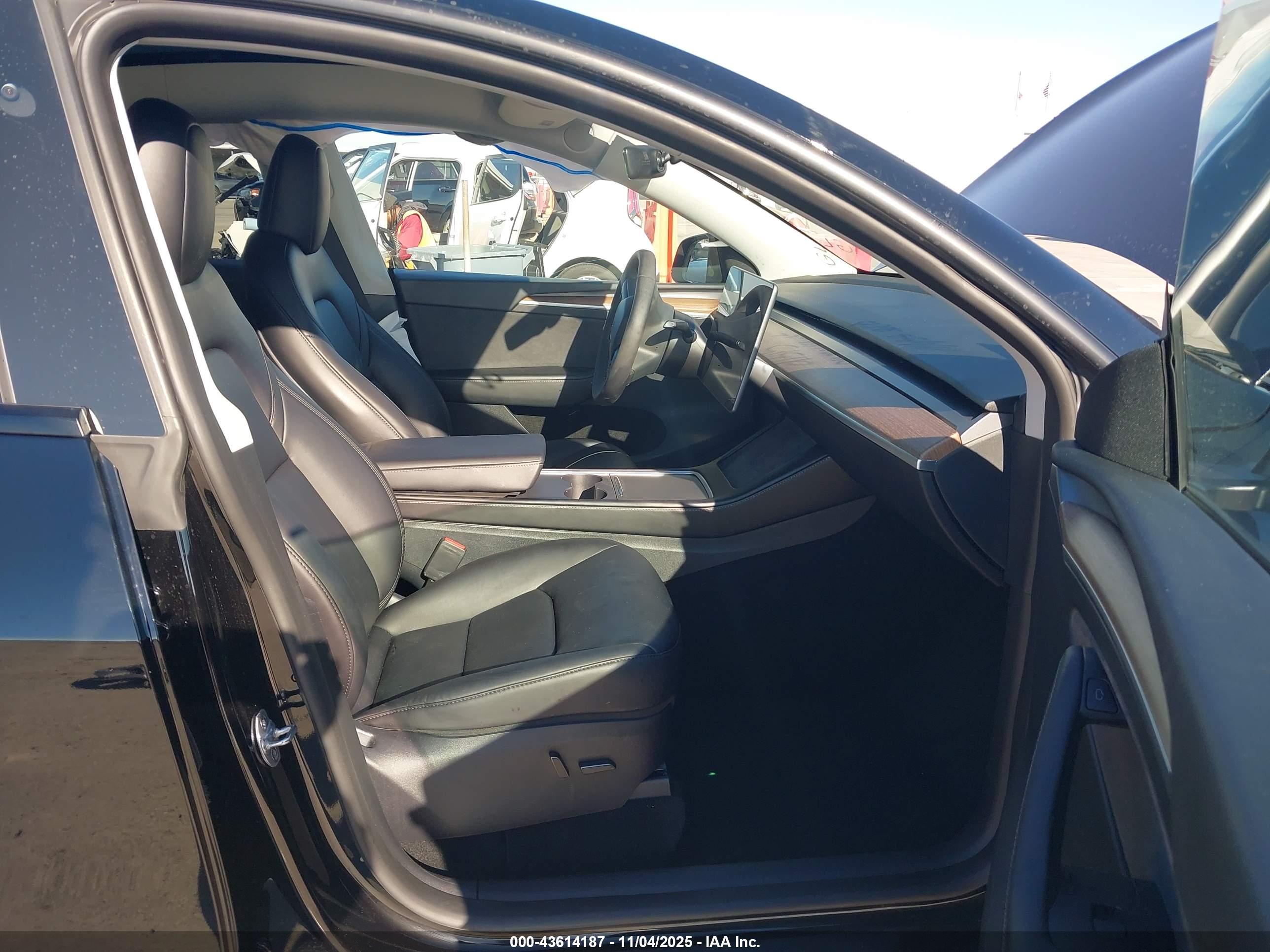 TESLA MODEL image 5