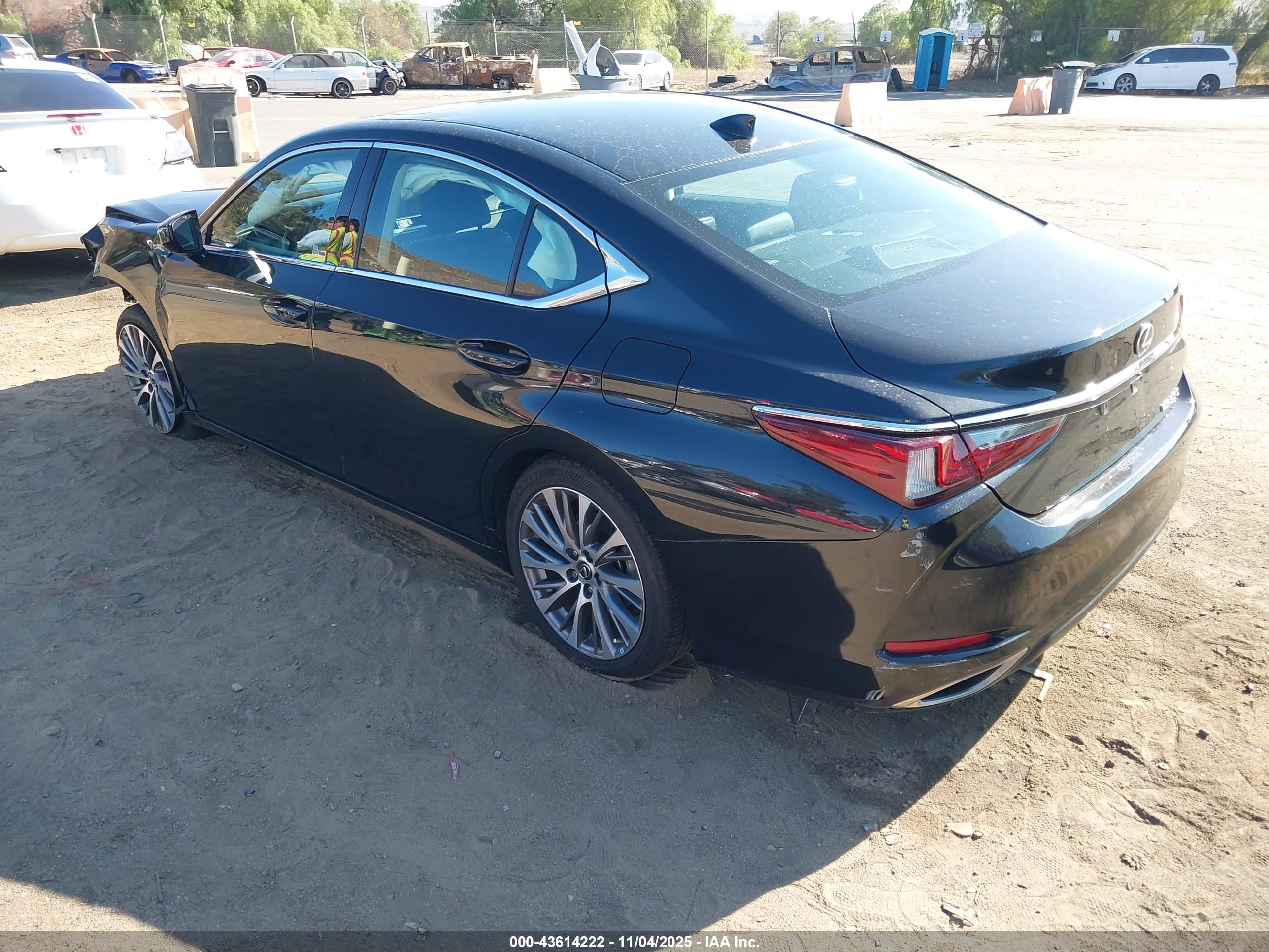 LEXUS ES image 3