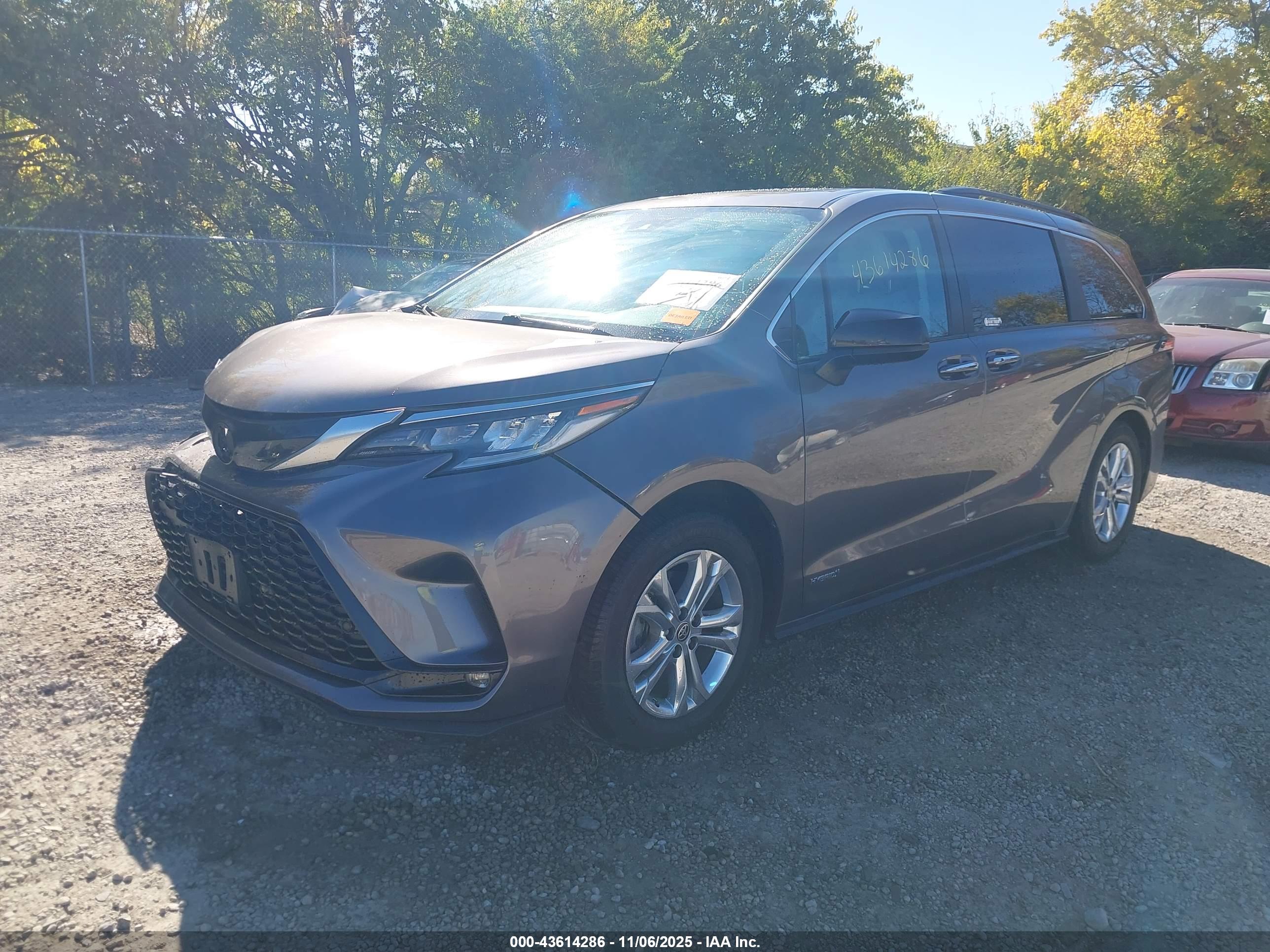TOYOTA SIENNA image 2